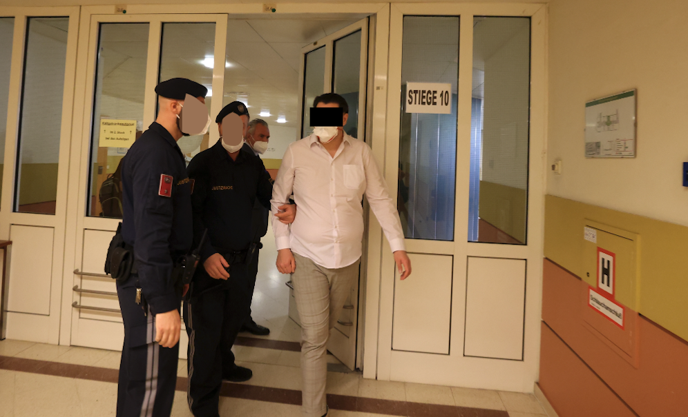 Der Angeklagte am Weg in den Gerichtssaal