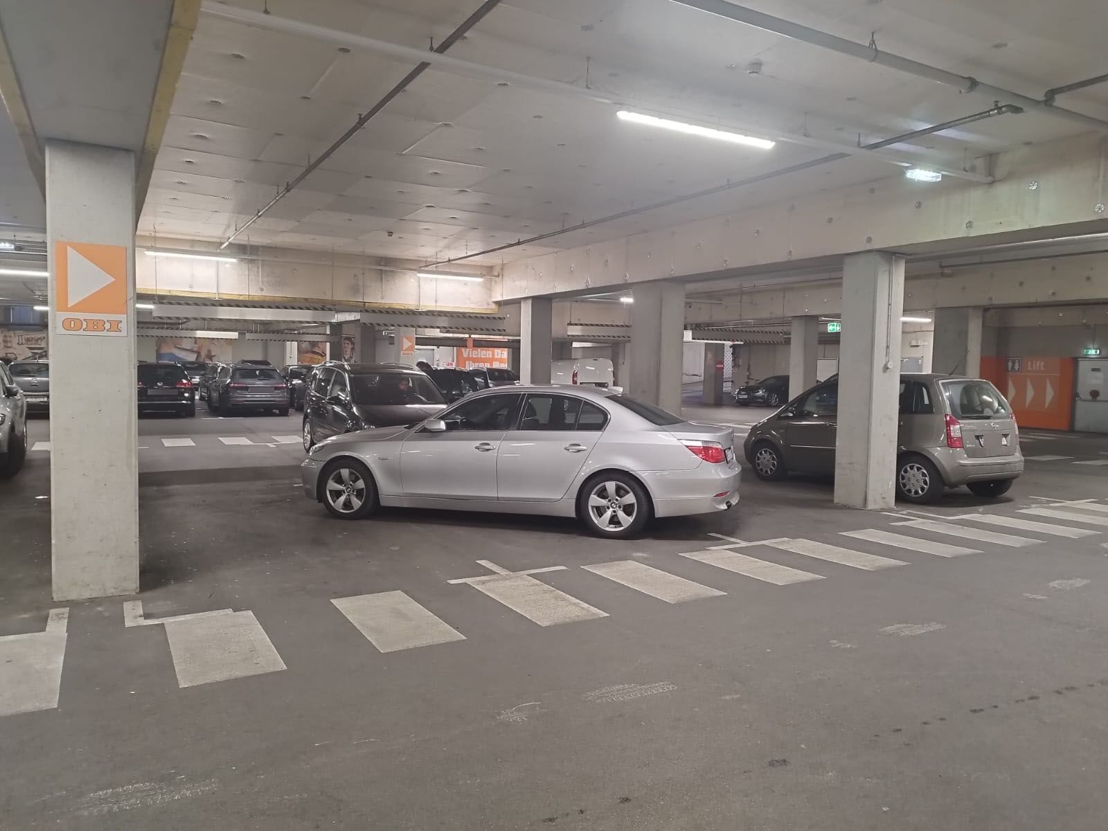 Das Parkmanöver des BMW-Lenkers sorgte für großes Aufregen. 