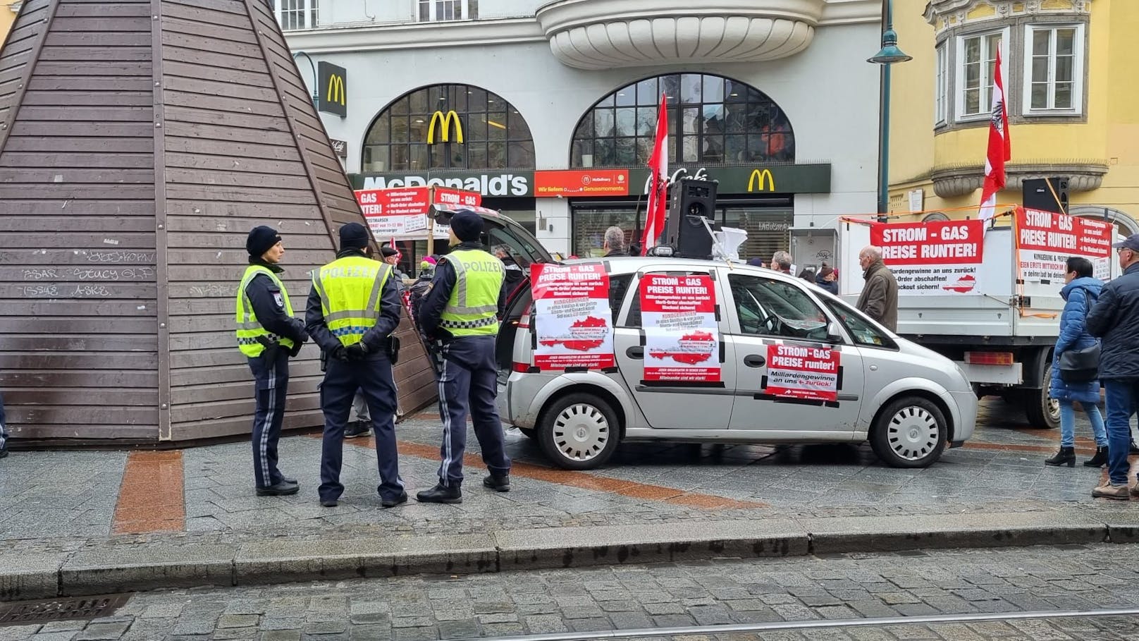 Der Protest-Marsch begann am Taubenmarkt und endet vor der Linz AG-Zentrale.