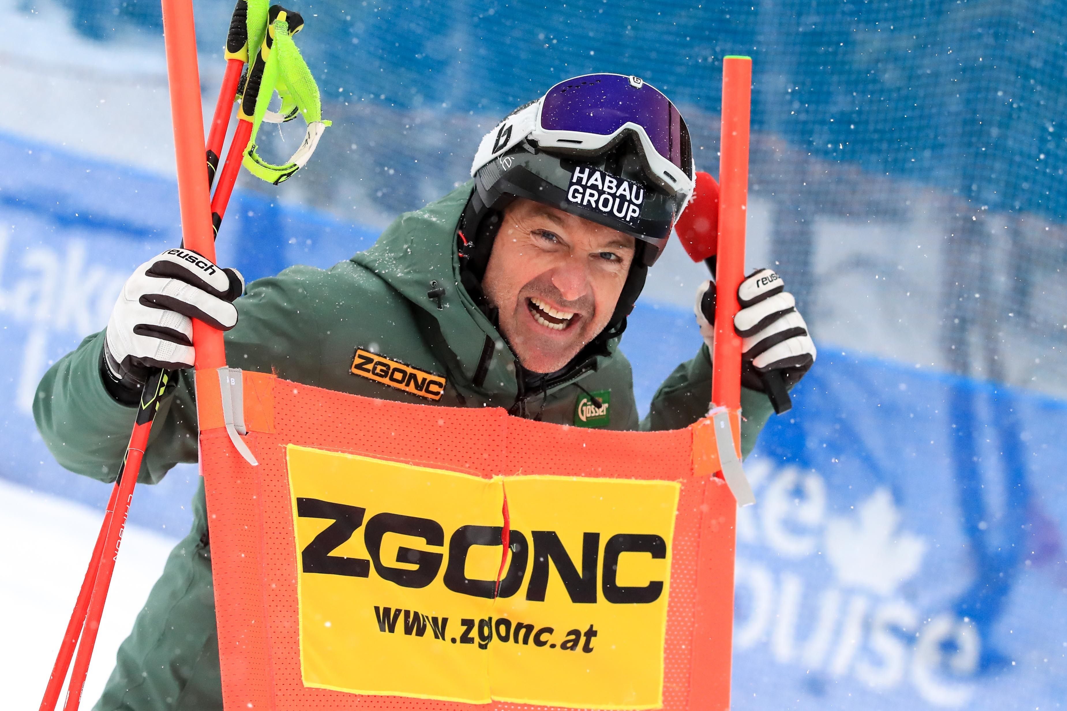 Hans Knauß gewann als Aktiver sieben Weltcuprennen. Bei Weltmeisterschaften holte er Silber im Riesenslalom (St. Moritz 2003) und Bronze im Super-G (Vail 1999). Bei Olympia 1998 wurde er hinter Hermann Maier im Super-G Zweiter. Knauß arbeitet heute als ORF-Skiexperte und ist Werbefigur für Zgonc und Gösser.&nbsp;