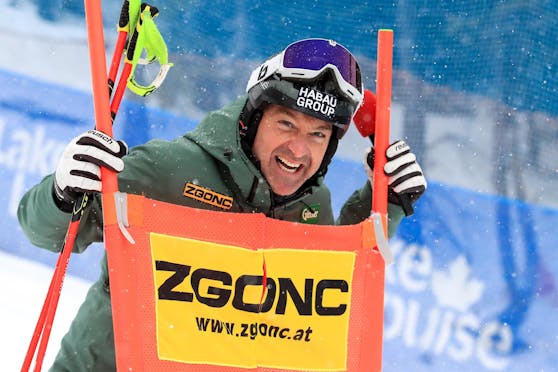 Hans Knauß gewann als Aktiver sieben Weltcuprennen. Bei Weltmeisterschaften holte er Silber im Riesenslalom (St. Moritz 2003) und Bronze im Super-G (Vail 1999). Bei Olympia 1998 wurde er hinter Hermann Maier im Super-G Zweiter. Knauß arbeitet heute als ORF-Skiexperte und ist Werbefigur für Zgonc und Gösser.&nbsp;