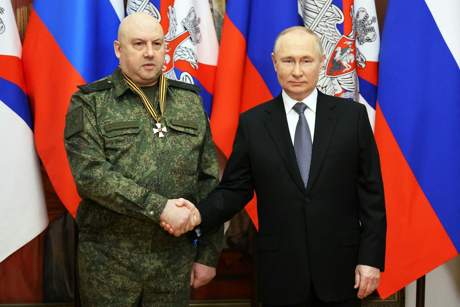 Hat nun das Kommando über die russischen Truppen in der Ukraine verloren: Sergej Surowikin neben Wladimir Putin.