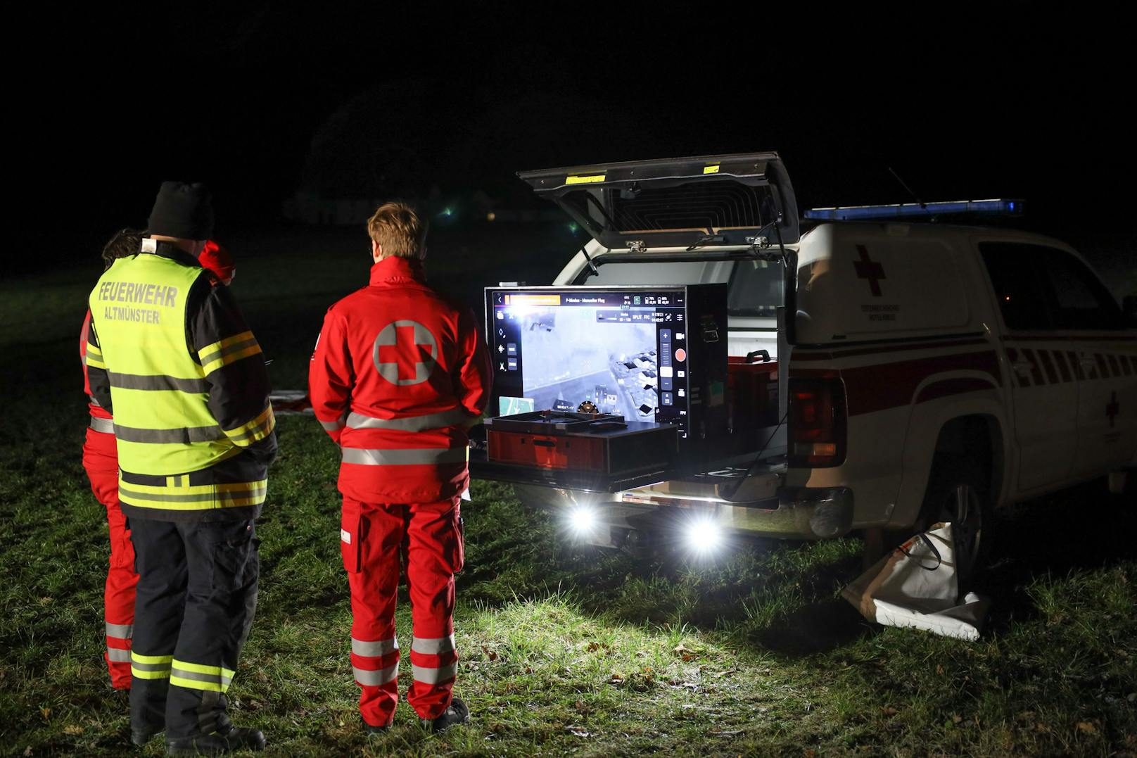 Ein Großaufgebot an Einsatzkräften war in der Nacht auf Mittwoch bei einer Suchaktion nach einem abgängigen Mann in Altmünster (Bezirk Gmunden) im Einsatz – leider konnte das Leben des Mannes nicht mehr gerettet werden.