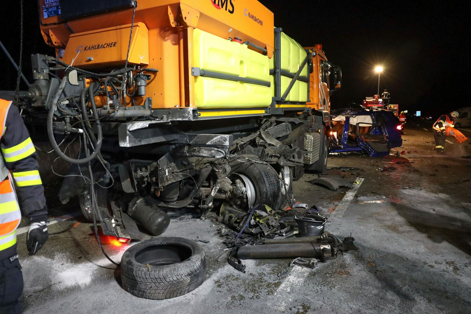 Ein schwerer Verkehrsunfall hat sich Mittwochfrüh auf der Westautobahn bei Allhaming (Bezirk Linz-Land) ereignet. Die Feuerwehr musste mindestens eine Person aus einem Unfallwrack schneiden.