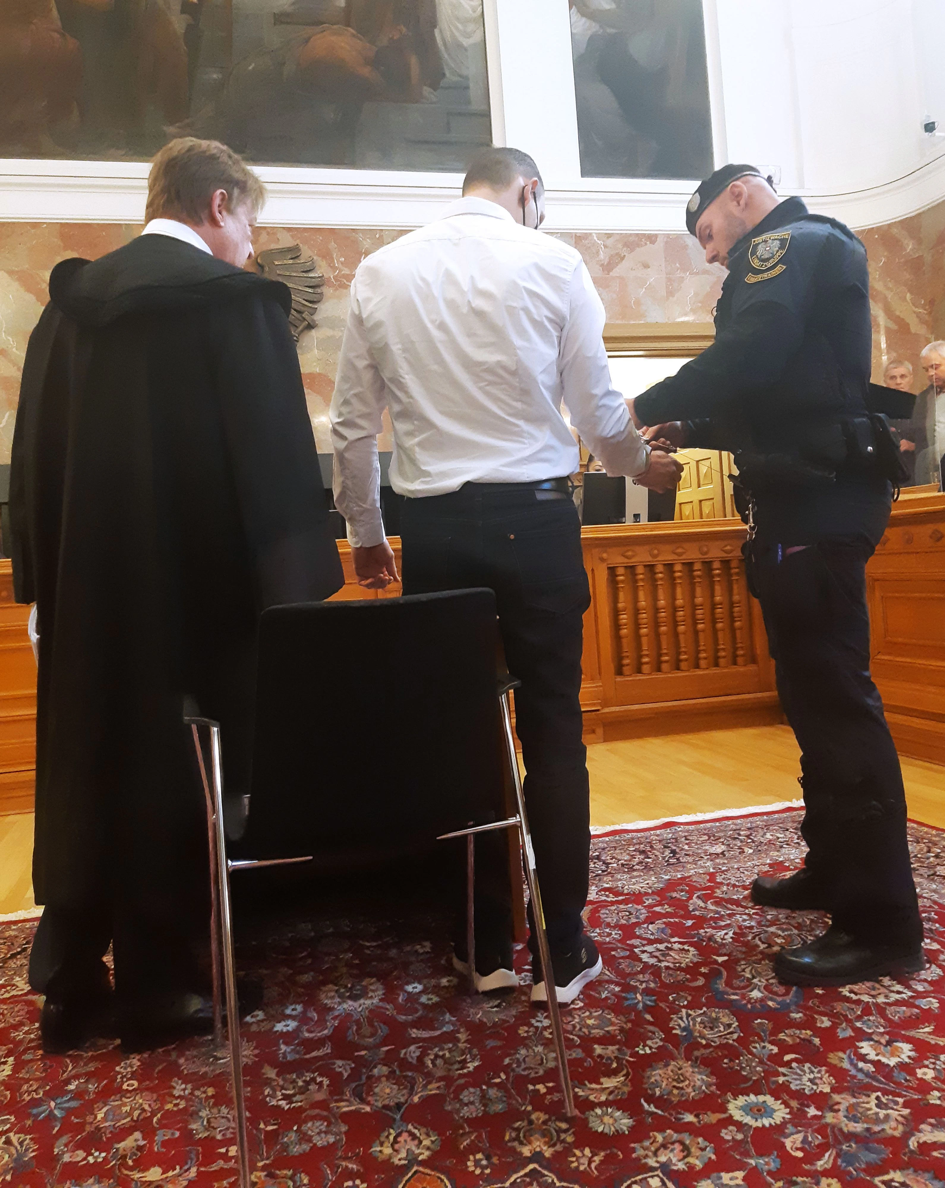 Ein 42-jähriger Salzburger (Mi.) stand am Mittwoch vor Gericht, weil er seine Noch-Ehefrau ermordet haben soll.