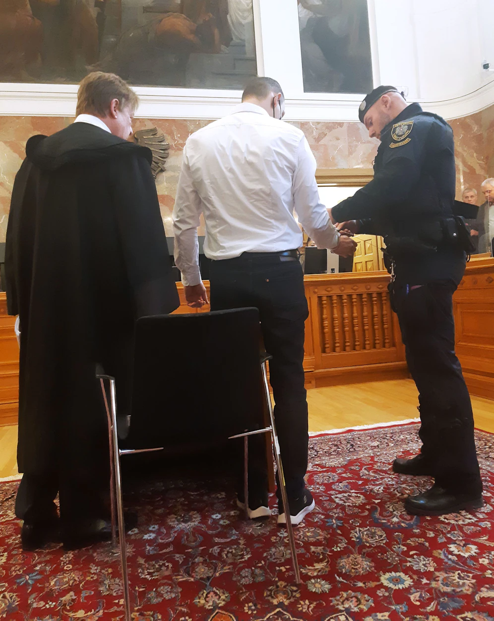 Ein 42-Jähriger (Mi.) stand am Mittwoch in Salzburg vor Gericht, weil er seine Noch-Ehefrau ermordet haben soll.
