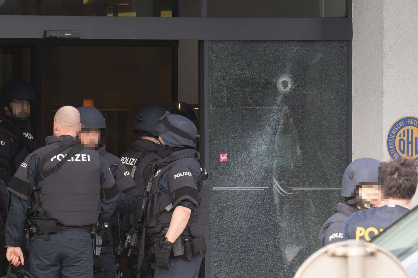 Bei der Verhaftung des Mannes feuerte dieser einen Schuss ab, der die Scheibe des Kremstalerhofes bei der Meixnerkreuzung traf.