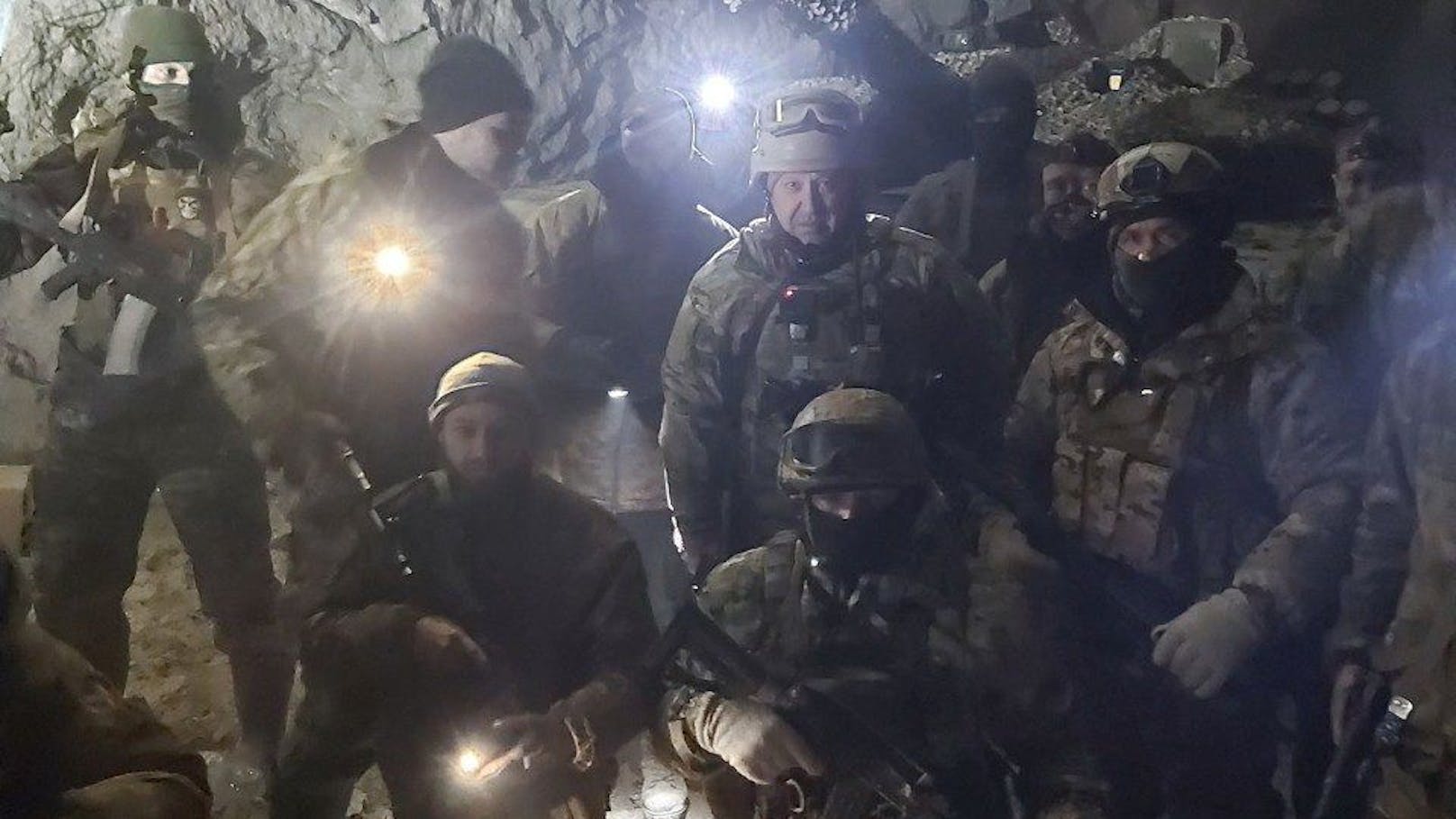 Diese Uniformierten sollen eigenen Angaben zufolge Soldaten der Söldner-Armee "Wagner" gehören. Sie behaupten die ukrainische Stadt Soledar eingenommen zu haben. 