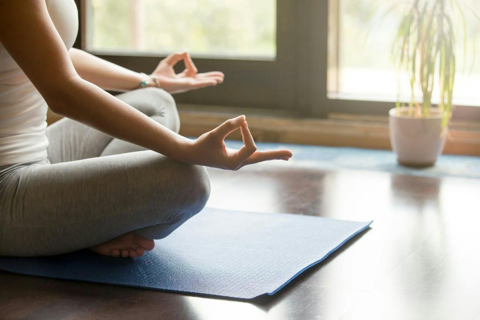 Finde einen Weg um dich zu entspannen bevor du dich schlafen legst. Lege dein Handy beiseite und versuche es lieber mit einigen Meditationstechniken, Yoga oder einfachen Muskelentspannungsübungen. 