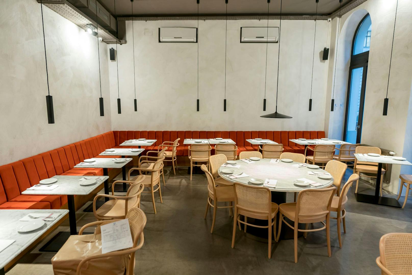 Im Restaurant gibt es 84 Sitzplätze. Minimalismus, Beton und technisches Ambiente