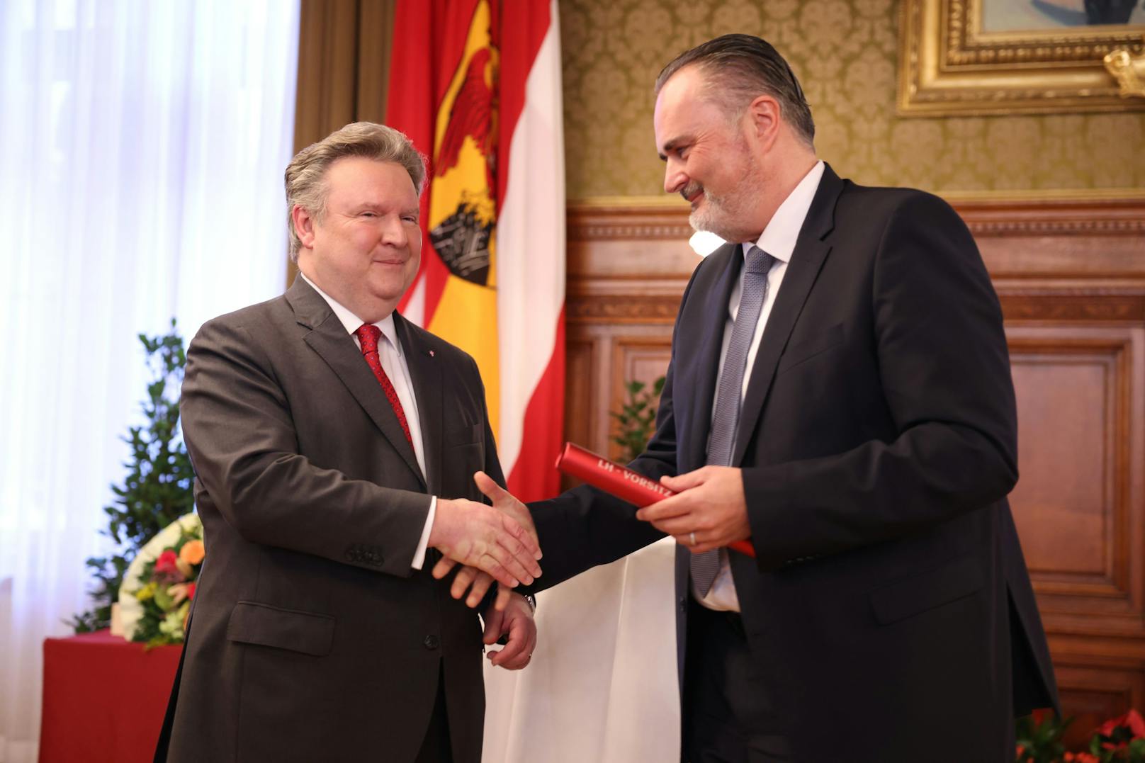 Wiens Bürgermeister Michael Ludwig übergab den Vorsitz der Landeshauptleute-Konferenz an Burgendlands Landeshauptmann Hans Peter Doskozil.