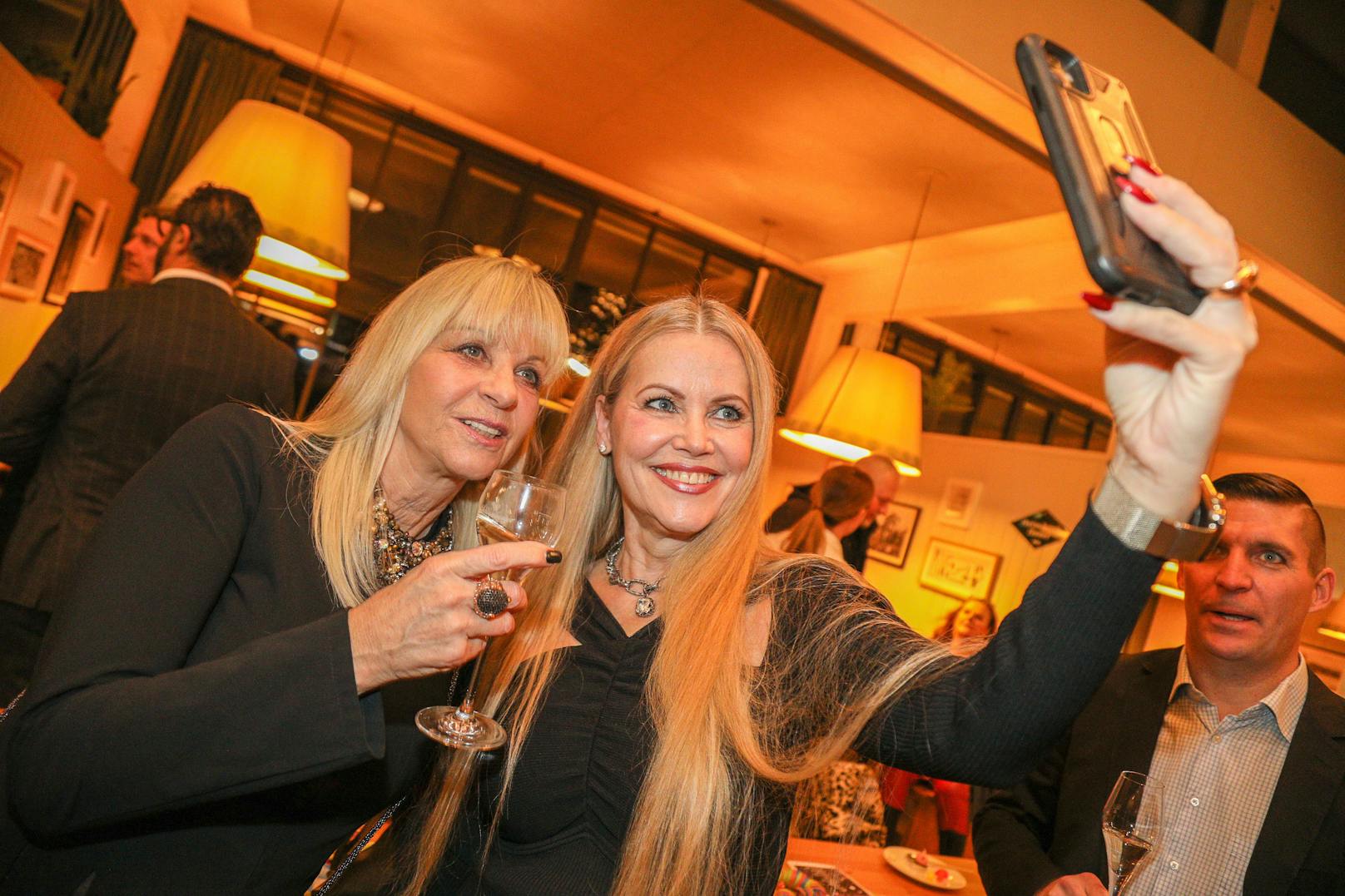 Selfie-Zeit für Andrea Fendrich und Evelyn Rille.