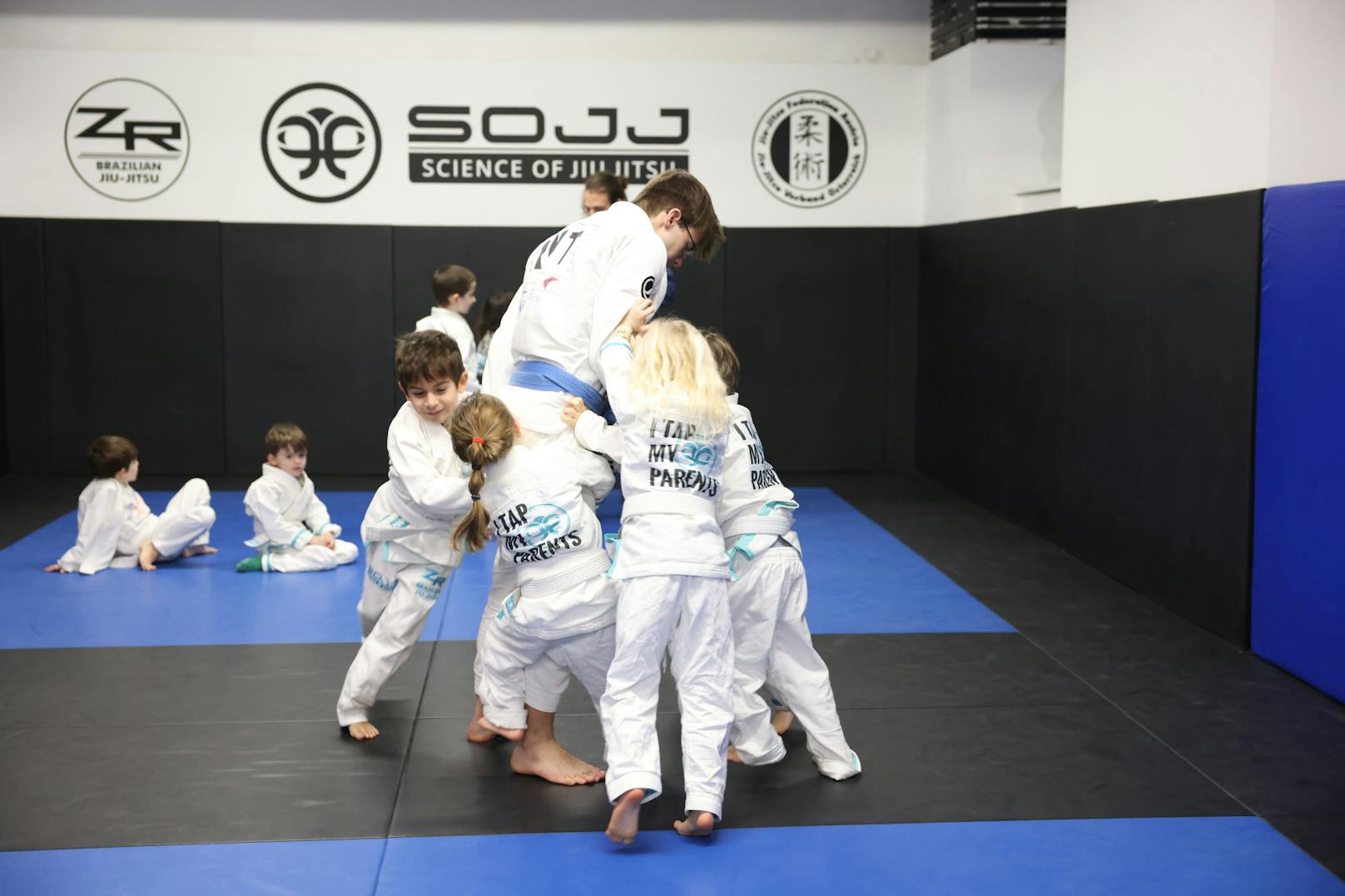 In einem Team sollen die Kinder versuchen, den Trainer umzuwerfen. Im Jiu Jitsu kommen viele Hebel- und Wurftechniken zum Einsatz.&nbsp;