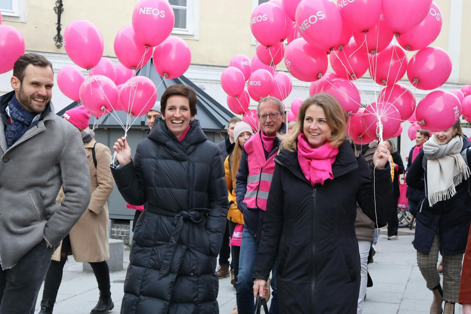 NEOS-Wahlkampfauftakt in St. Pölten: Landessprecherin Indra Collini mit Bundessprecherin Beate Meinl-Reisinger