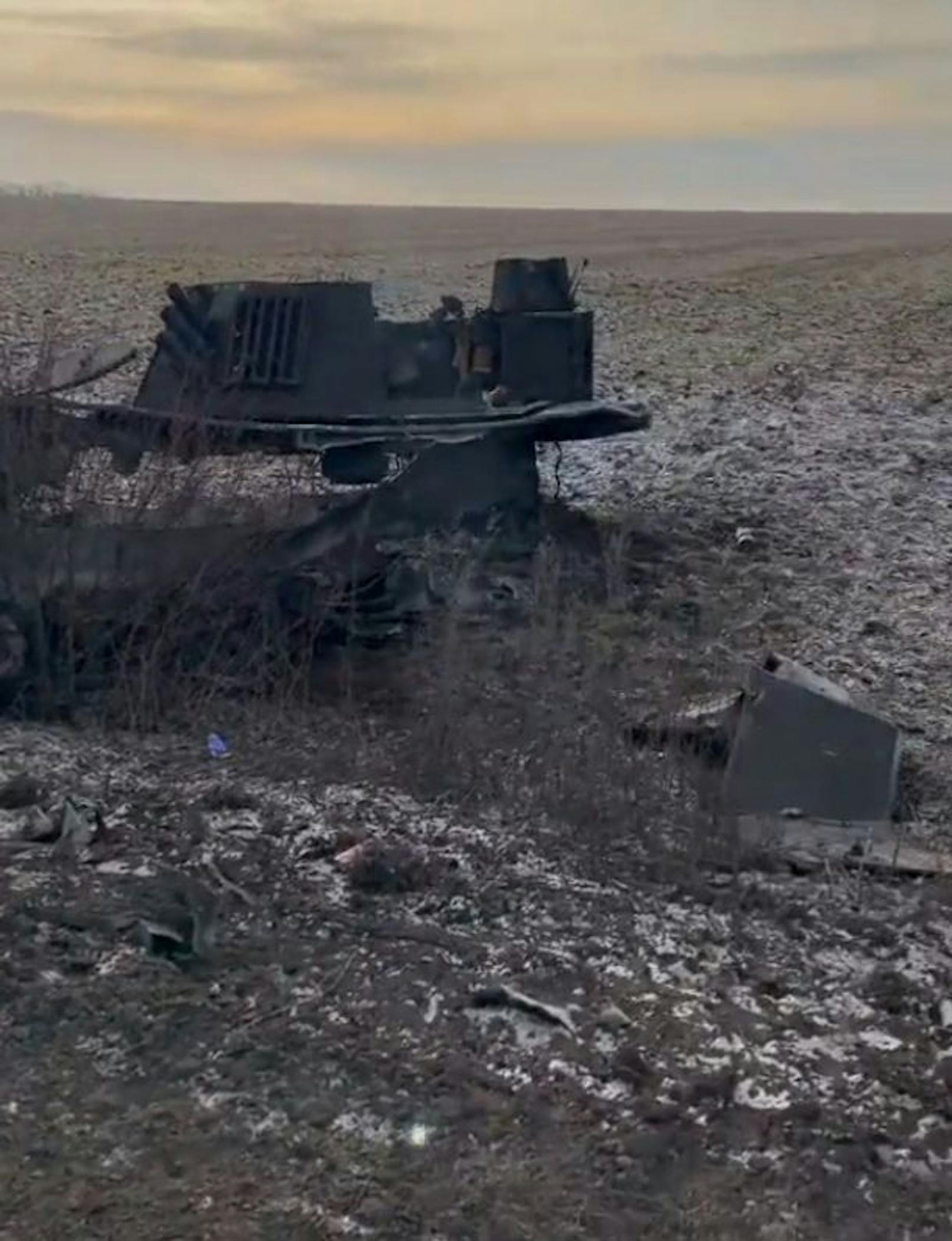 Das Artilleriegeschütz soll nahe dem Ort Berestove, Oblast Charkiw, von der russischen Armee erwischt worden sein.
