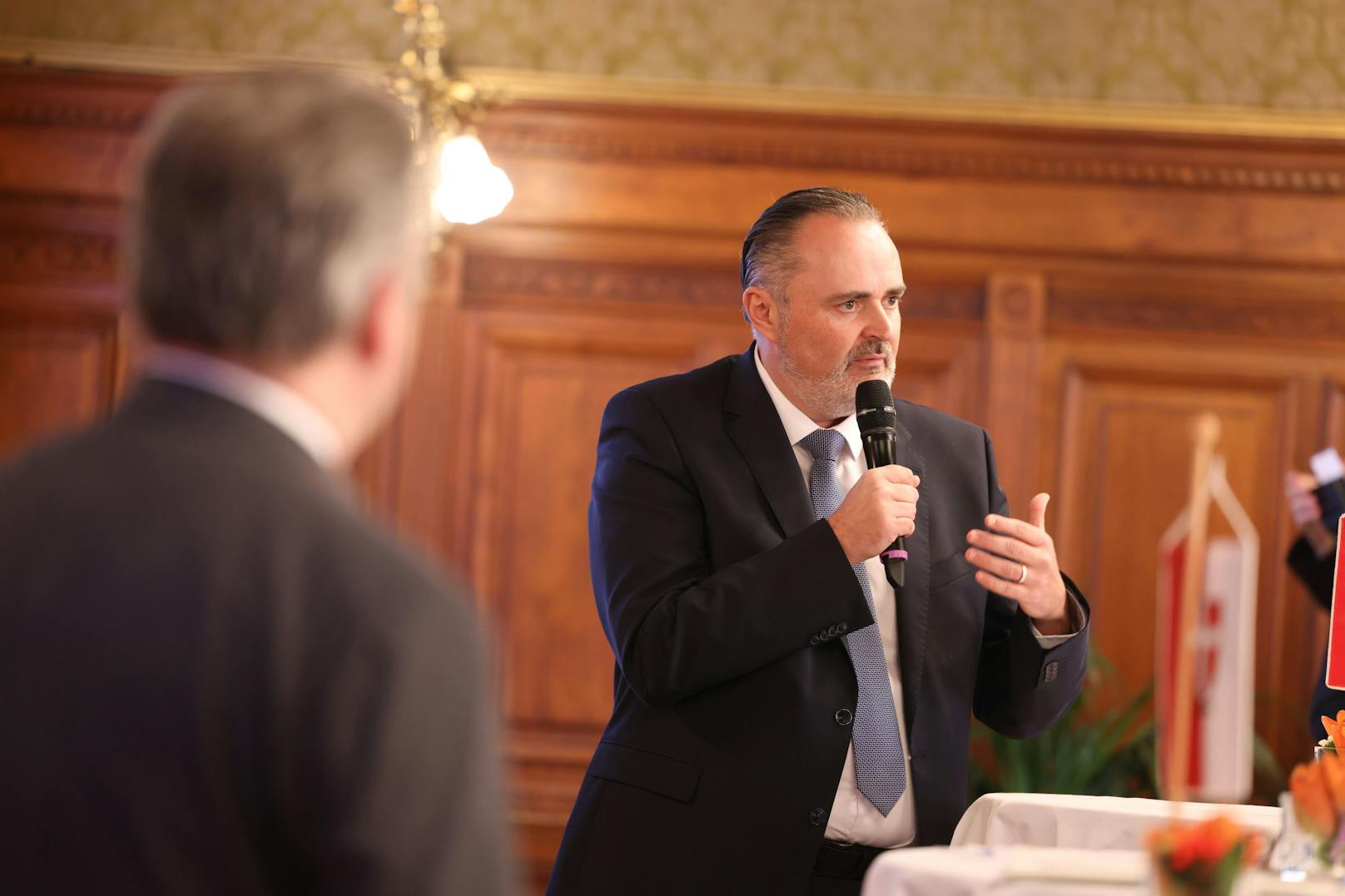 Wiens Bürgermeister Michael Ludwig übergab den Vorsitz der Landeshauptleute-Konferenz an Burgendlands Landeshauptmann Hans Peter Doskozil.