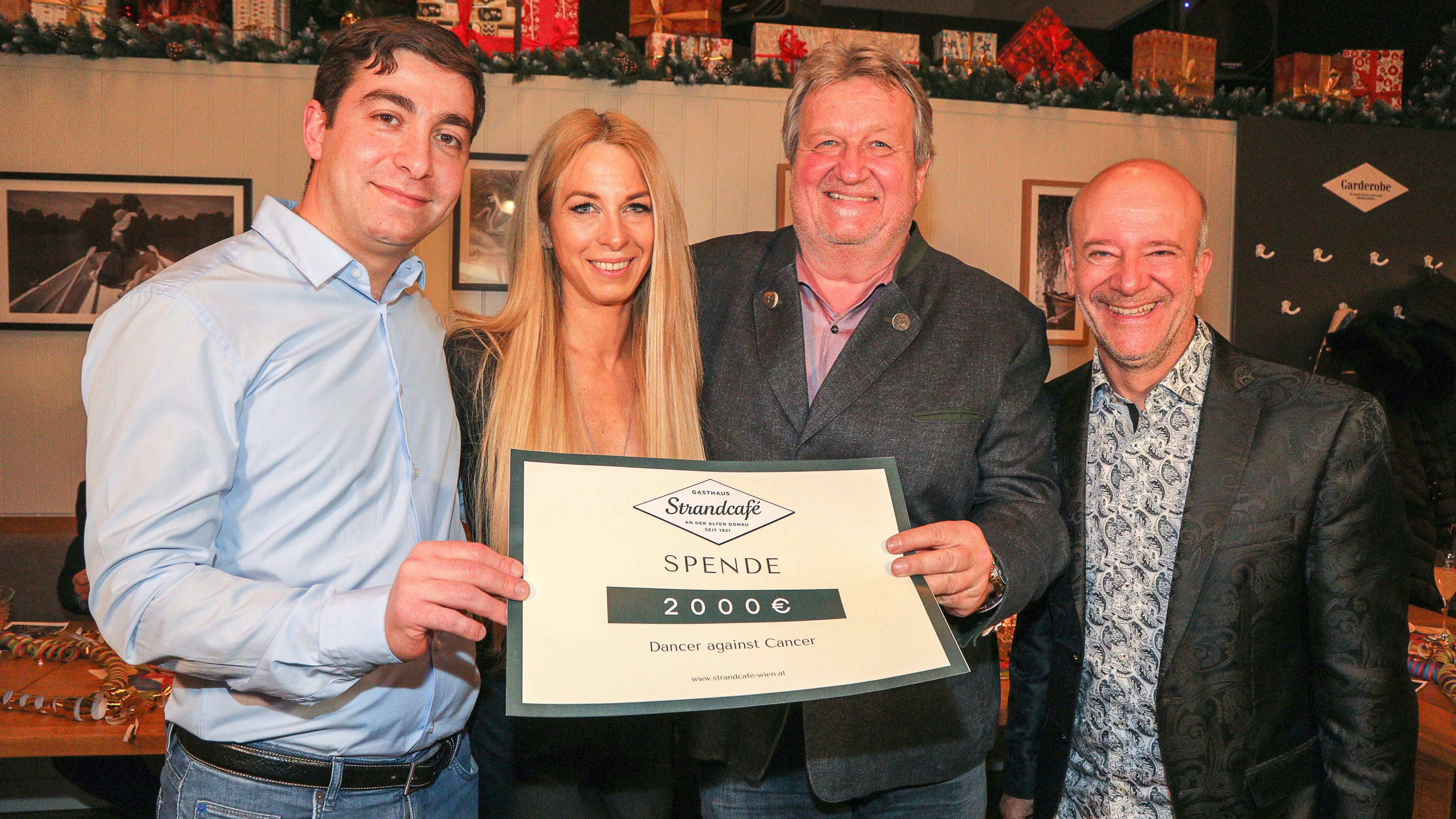 Als Obfrau von "Dancer Against Cancer" darf natürlich eine Spende nicht fehlen.