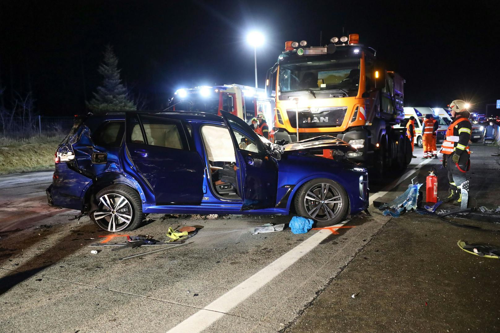 Ein schwerer Verkehrsunfall hat sich Mittwochfrüh auf der Westautobahn bei Allhaming (Bezirk Linz-Land) ereignet. Die Feuerwehr musste mindestens eine Person aus einem Unfallwrack schneiden.