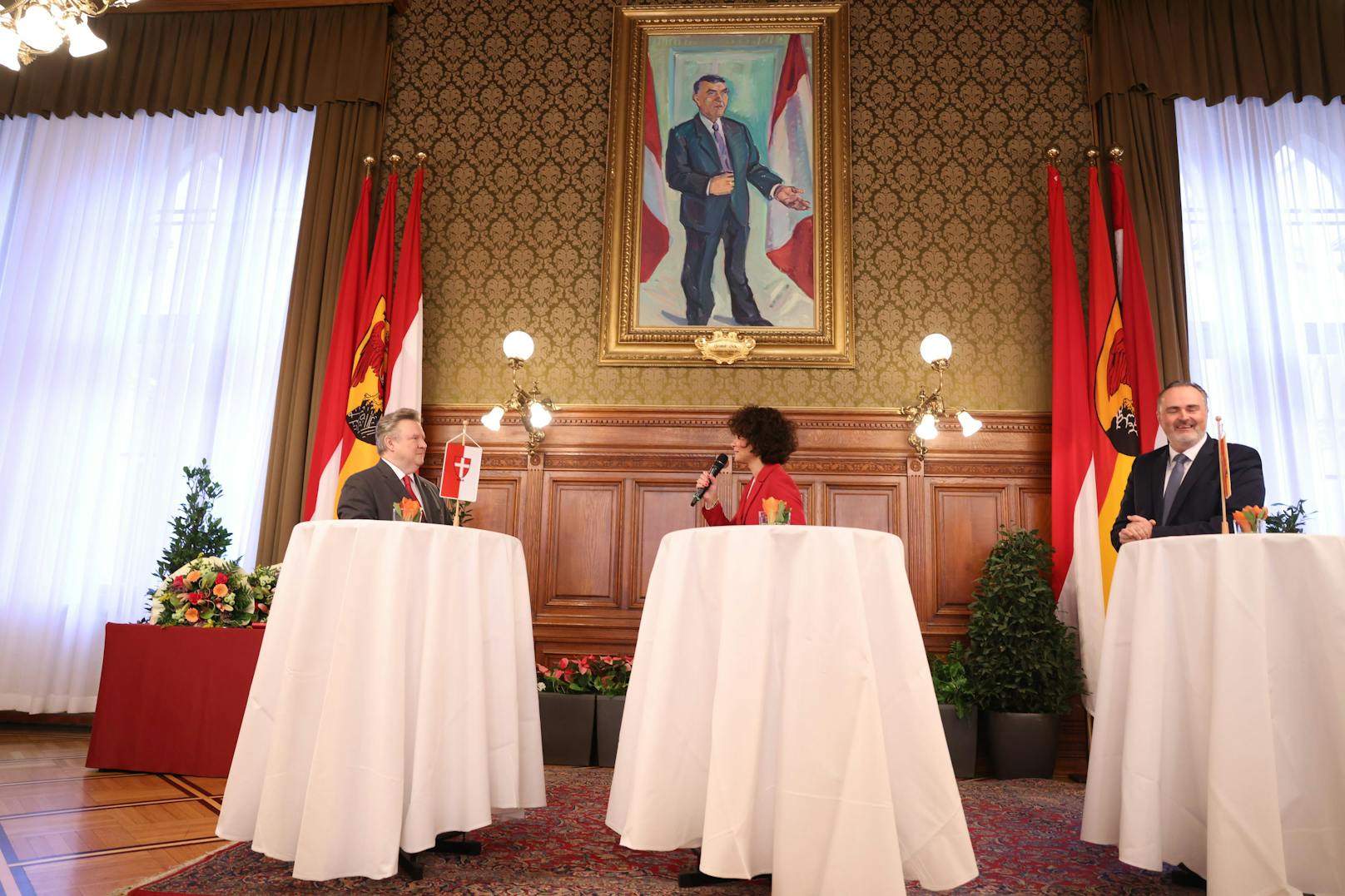 Wiens Bürgermeister Michael Ludwig übergab den Vorsitz der Landeshauptleute-Konferenz an Burgendlands Landeshauptmann Hans Peter Doskozil.