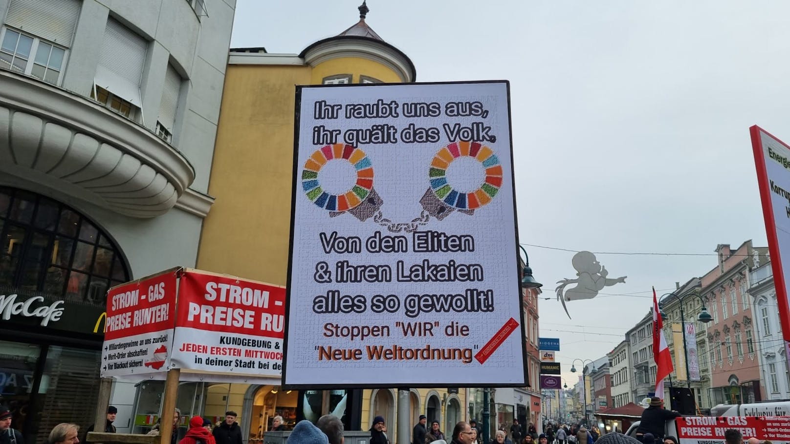 Das Motto der Demo lautete "Linz – Wir streiken – Strom- und Gaspreise runter, Milliardengewinne an uns zurück".