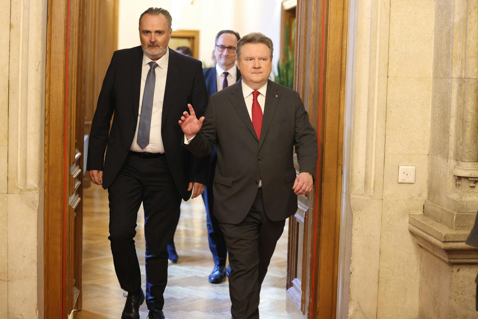 Wiens Bürgermeister Michael Ludwig übergab den Vorsitz der Landeshauptleute-Konferenz an Burgendlands Landeshauptmann Hans Peter Doskozil.