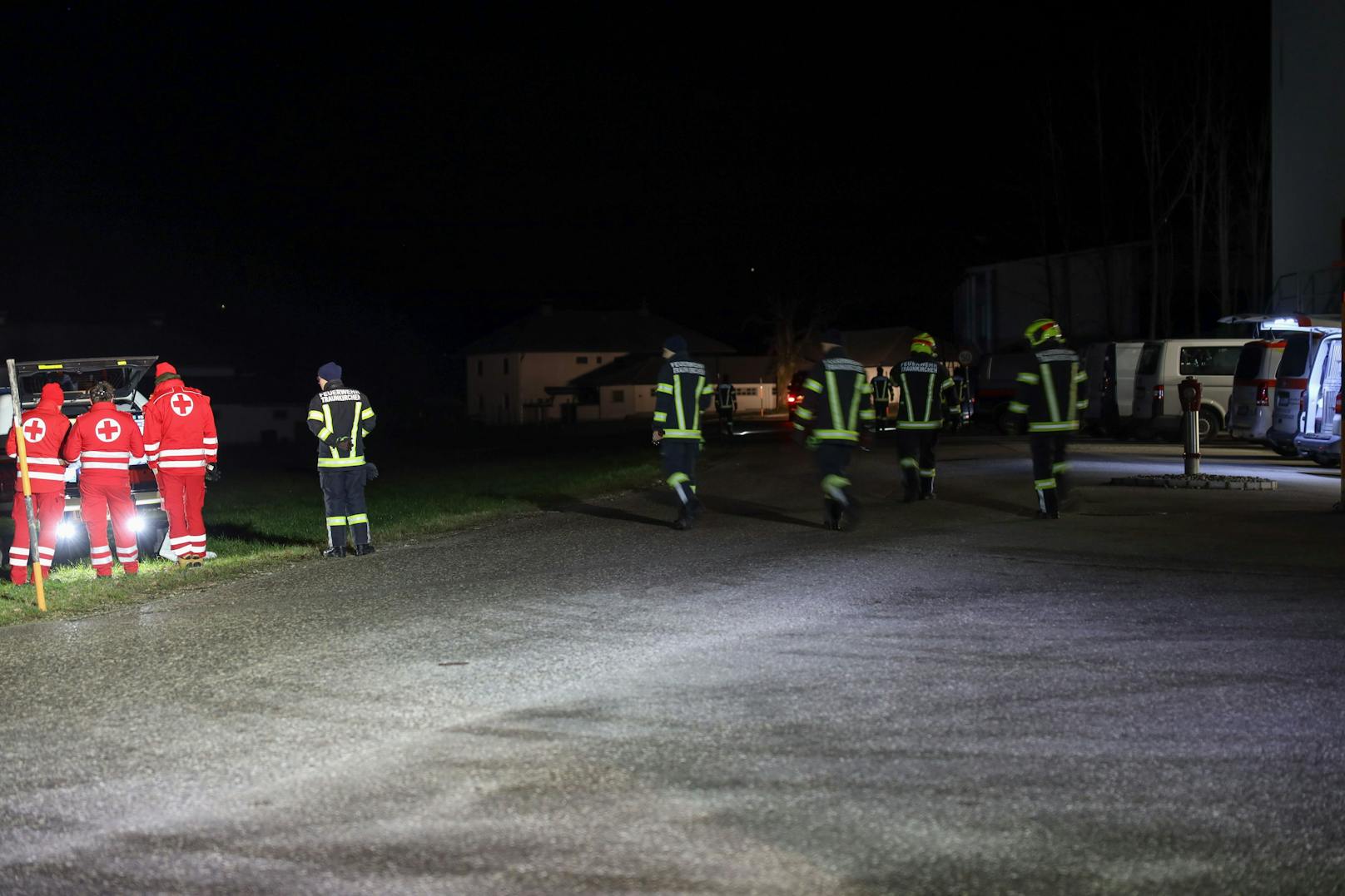 Ein Großaufgebot an Einsatzkräften war in der Nacht auf Mittwoch bei einer Suchaktion nach einem abgängigen Mann in Altmünster (Bezirk Gmunden) im Einsatz – leider konnte das Leben des Mannes nicht mehr gerettet werden.