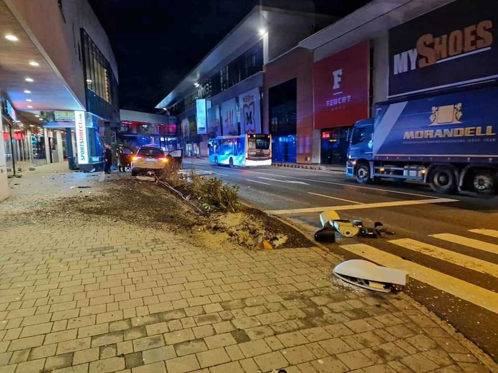 Passanten kamen dem Mann nach dem Crash zu Hilfe, doch er starb wenige Stunden später.