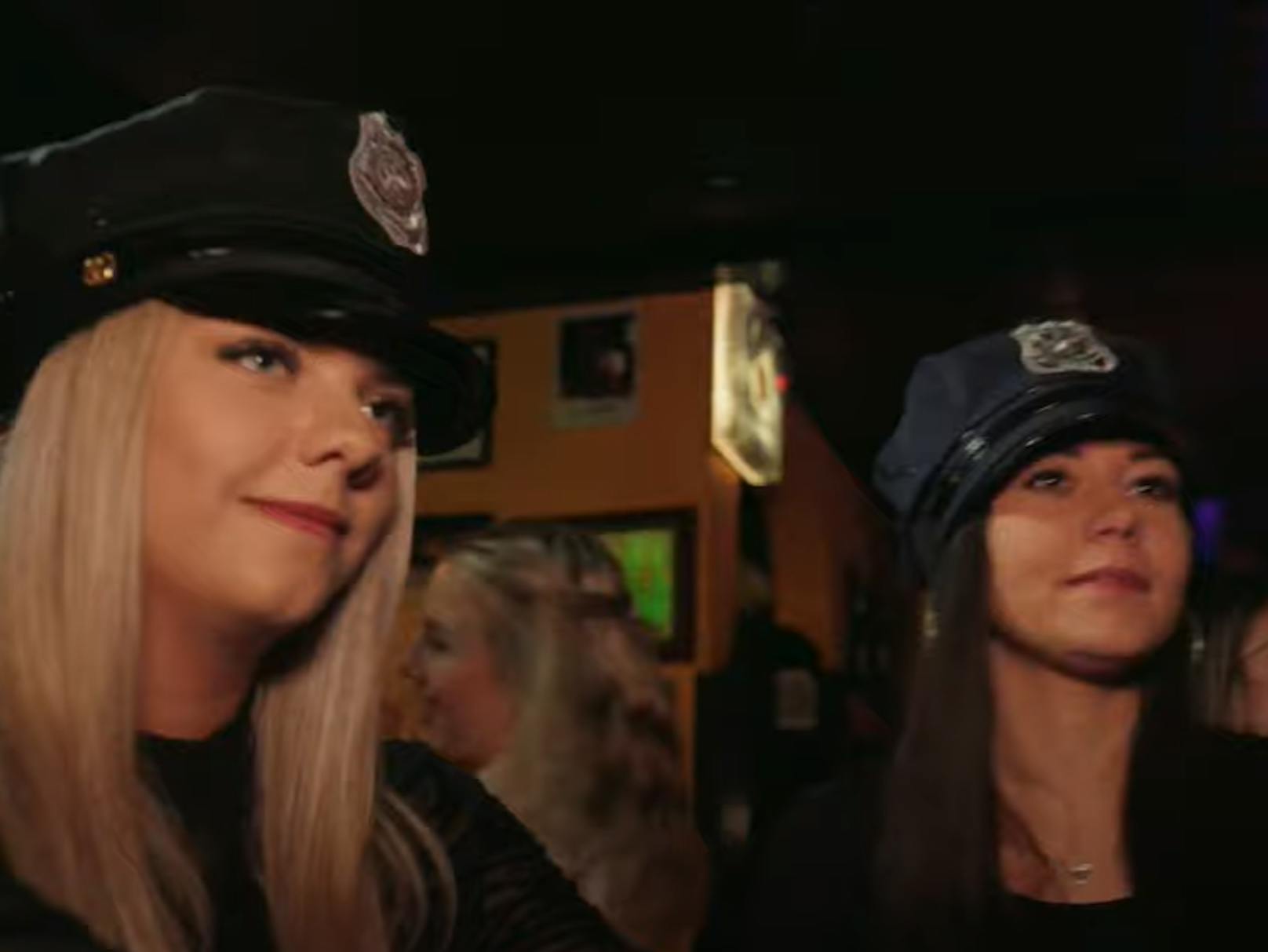 Dabei handelt es sich bei der "Hüttenpolizei" nur um zwei junge Damen, die als Polizistinnen verkleidet die Aprés-Ski-Party stürmen ...