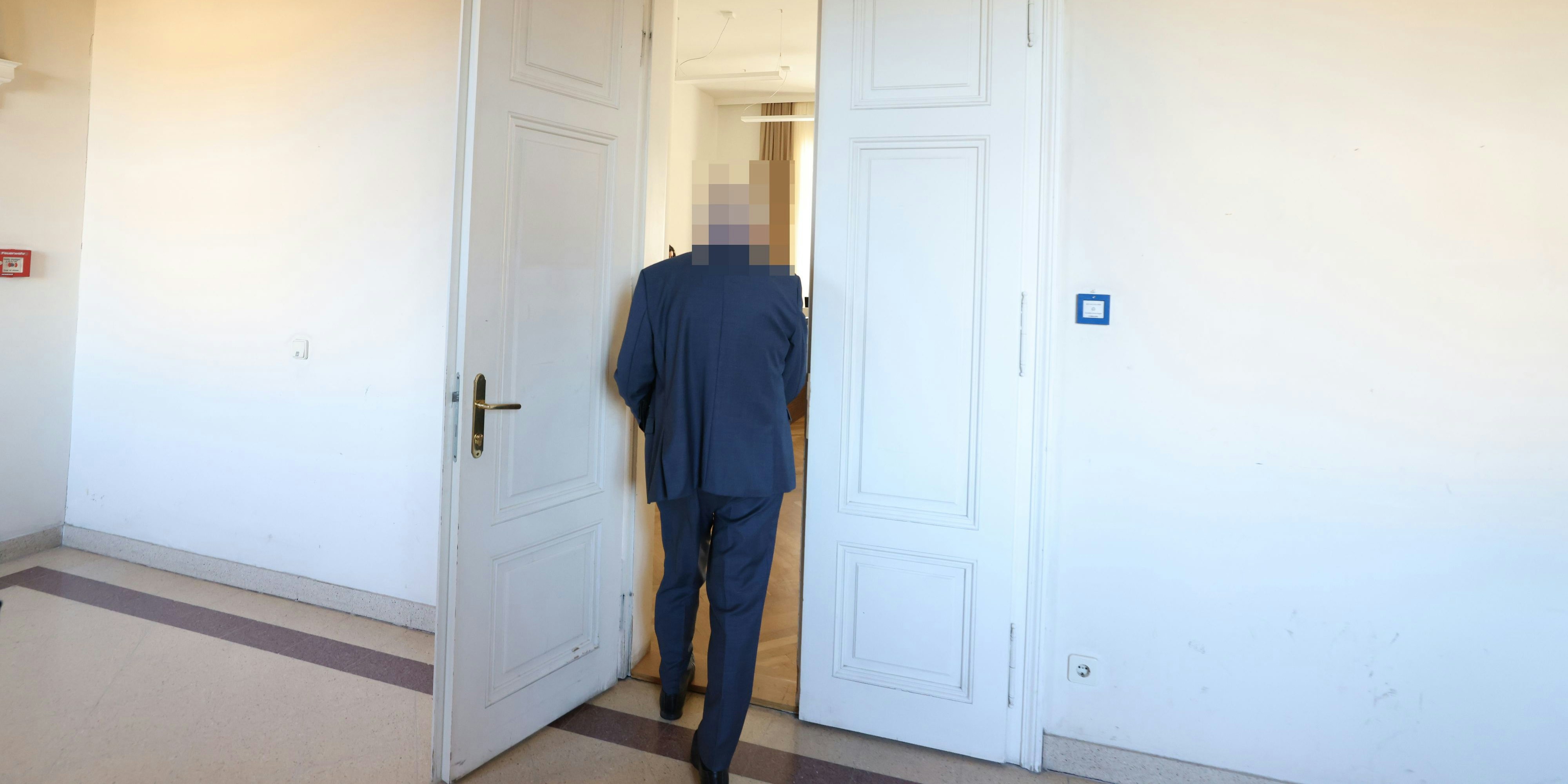 Der Rechtsanwalt verantwortete sich reumütig vor Gericht, fasste 2 Jahre (bedingte) Haft aus.