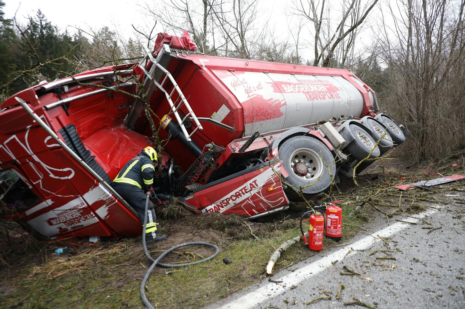 Am 21. Jänner kam es bei Waldneukirchen zu einem folgenschweren Unfall zwischen einem LKW und einem PKW. Aus unbekannter Ursache kollidierten die beiden Fahrzeuge, der LKW kam im Böschungsbereich zur Steyr in Schieflage zum Stillstand.
