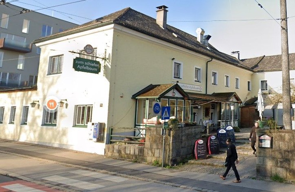 Gemütlicher Gastgarten und gute Küche: Das Linzer Wirtshaus zum schiefen Apfelbaum schließt – zumindest vorläufig – seine Pforten.