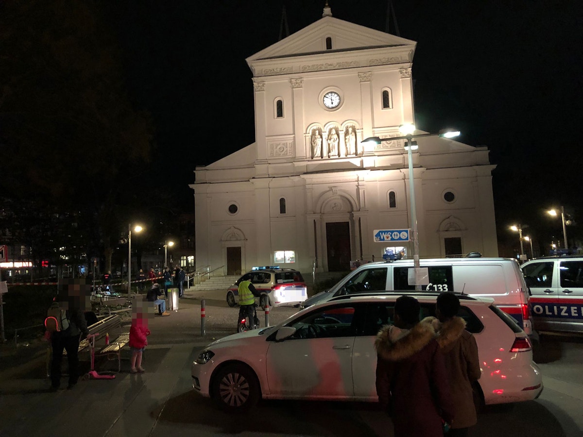 Fahndung läuft – blutige Messer-Attacke in Wien