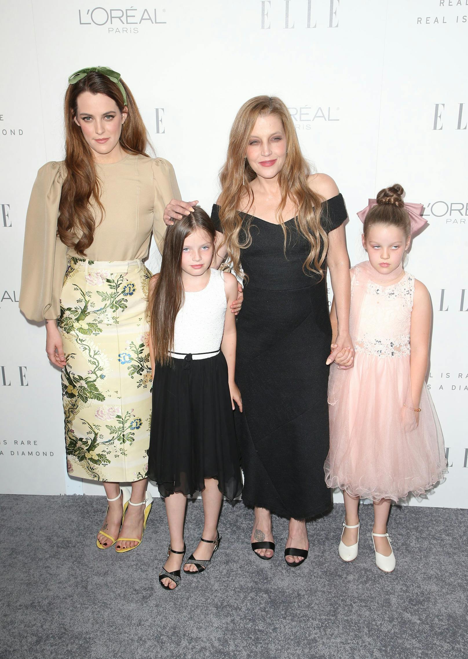 Lisa Marie Presley mit ihrer Tochter (und Schauspielerin) Riley Keough und ihren Zwillingstöchtern Finley Aaron Love Lockwood und Harper Vivienne Ann Lockwood.