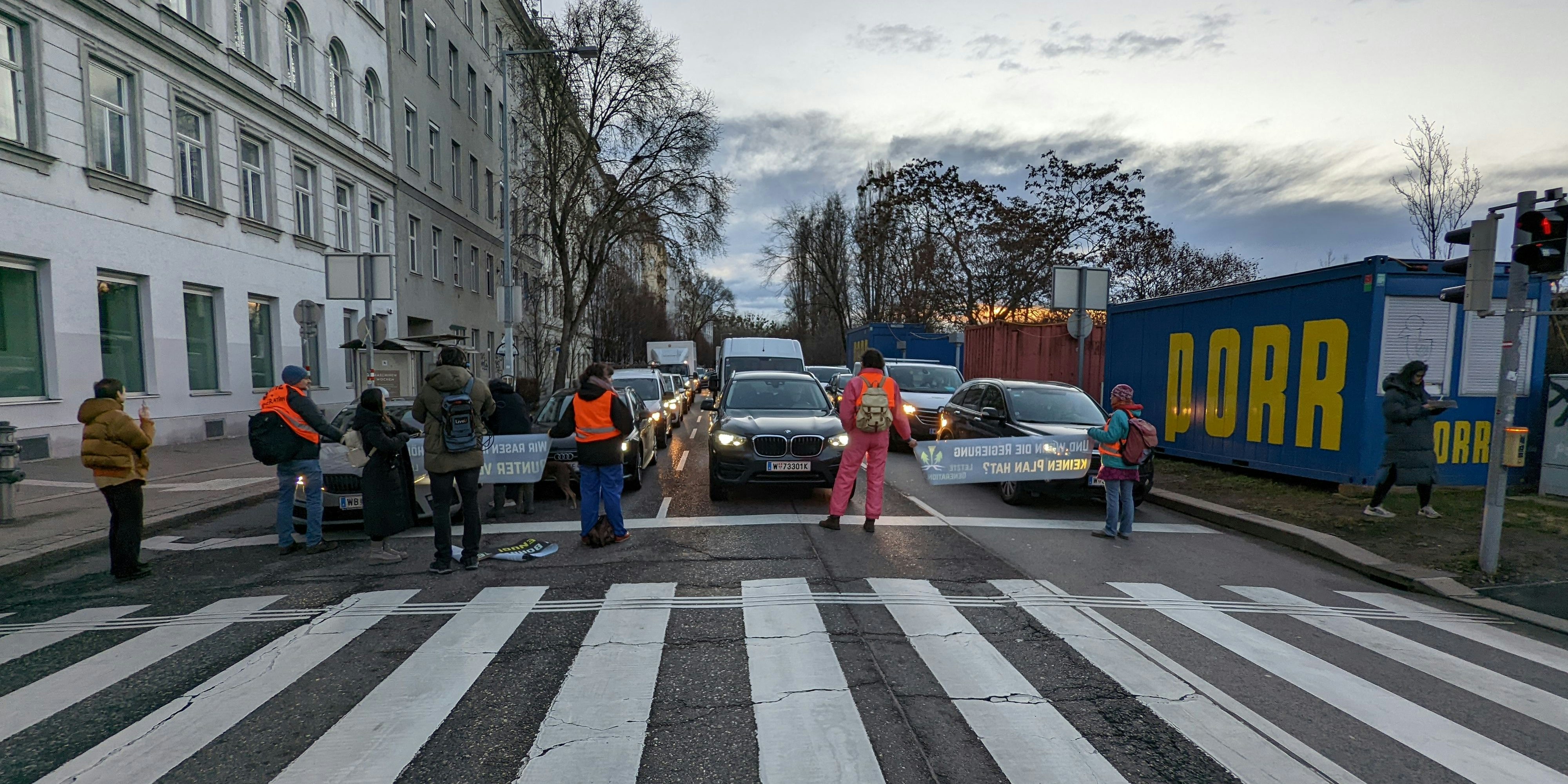 Aktivisten blockieren die Donaukanalstraße.