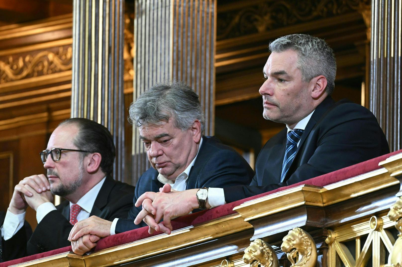 Außenminister Alexander Schallenberg (ÖVP), Vizekanzler Werner Kogler (GRÜNE) und Bundeskanzler Karl Nehammer (ÖVP) im Rahmen des Festakts anlässlich der offiziellen Eröffnung des sanierten Parlamentsgebäudes