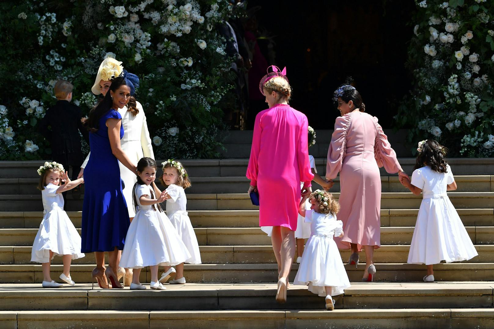 Am 19. Mai 2018 fungierten Prinzessin Charlotte, Harrys Patentöchter Florence van Cutsem und Zalie Warren sowie drei Mädchen aus Meghans Freundeskreis, unter anderem Ivy Mulroney, Tochter ihrer damals besten Freundin Jessica Mulroney, als Brautjungfern.