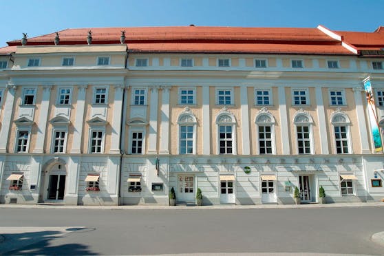 Das Gebäude, in dem sich der Promenadenhof befindet, steht im Eigentum des Landes OÖ. Plan ist, das Haus über die nächsten zwei Jahre zu renovieren.