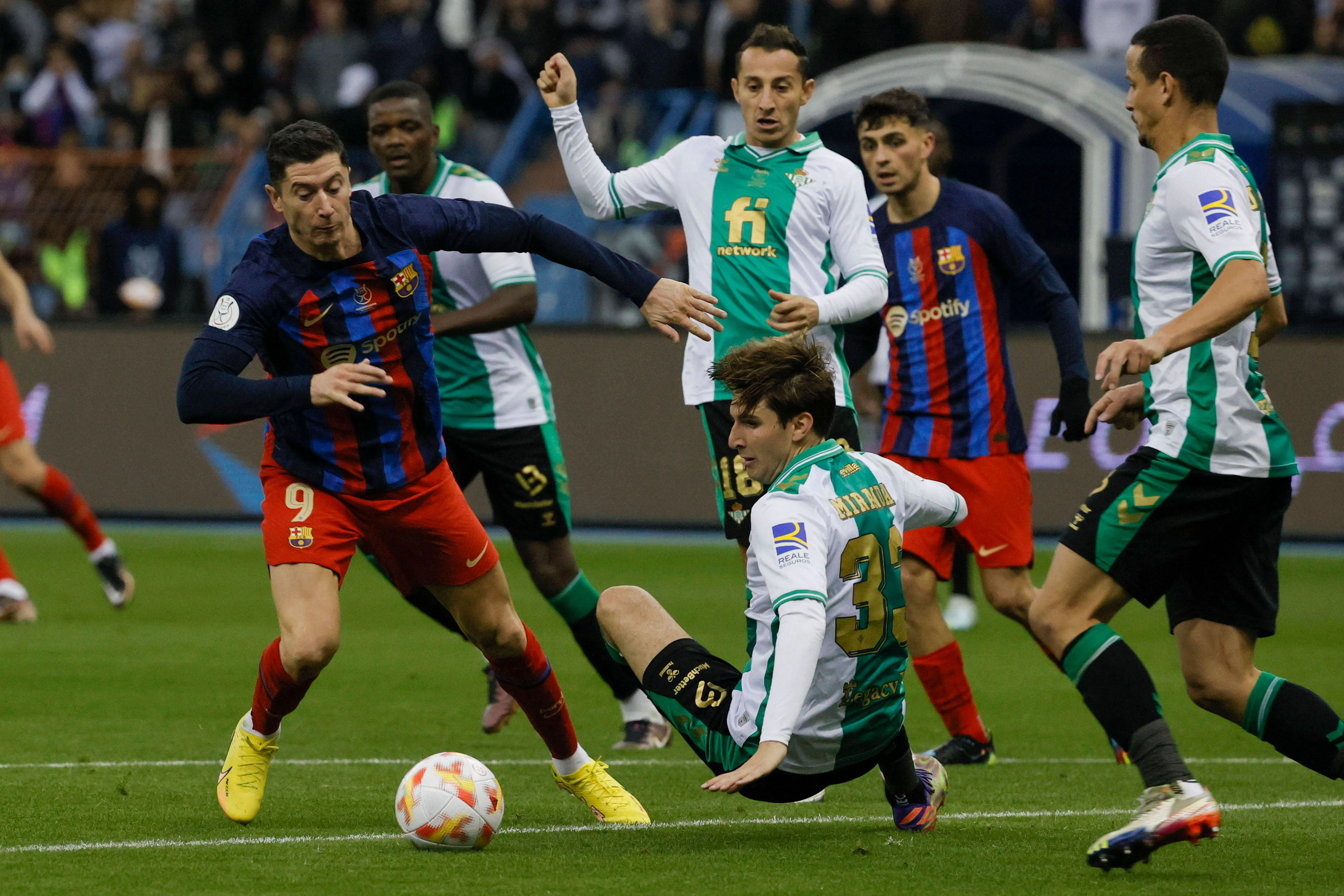 Barca müht sich im Halbfinale gegen Betis Sevilla ab.