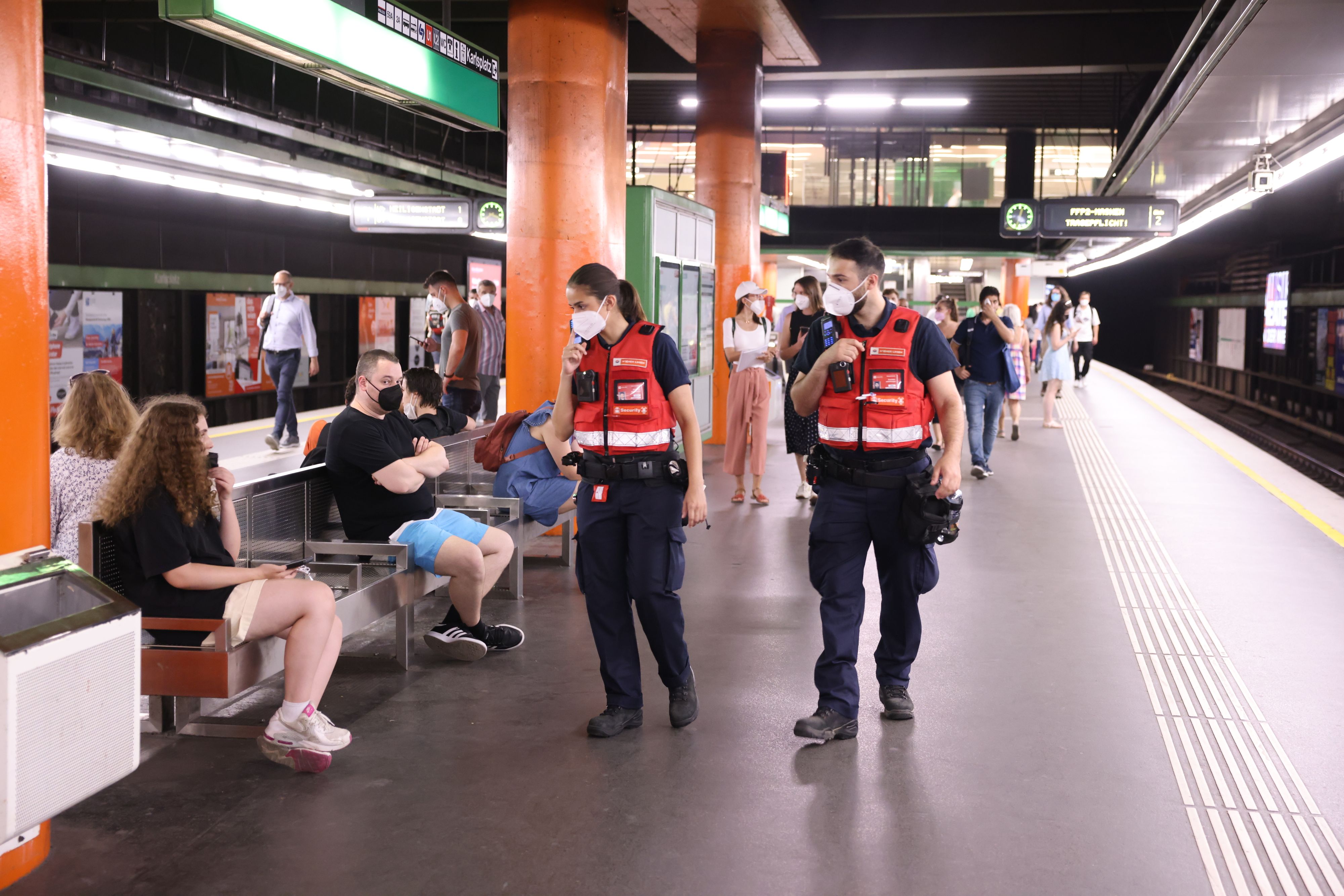Zumindest bis 28. Februar wird die Maskenpflicht noch kontrolliert. (Archivbild)