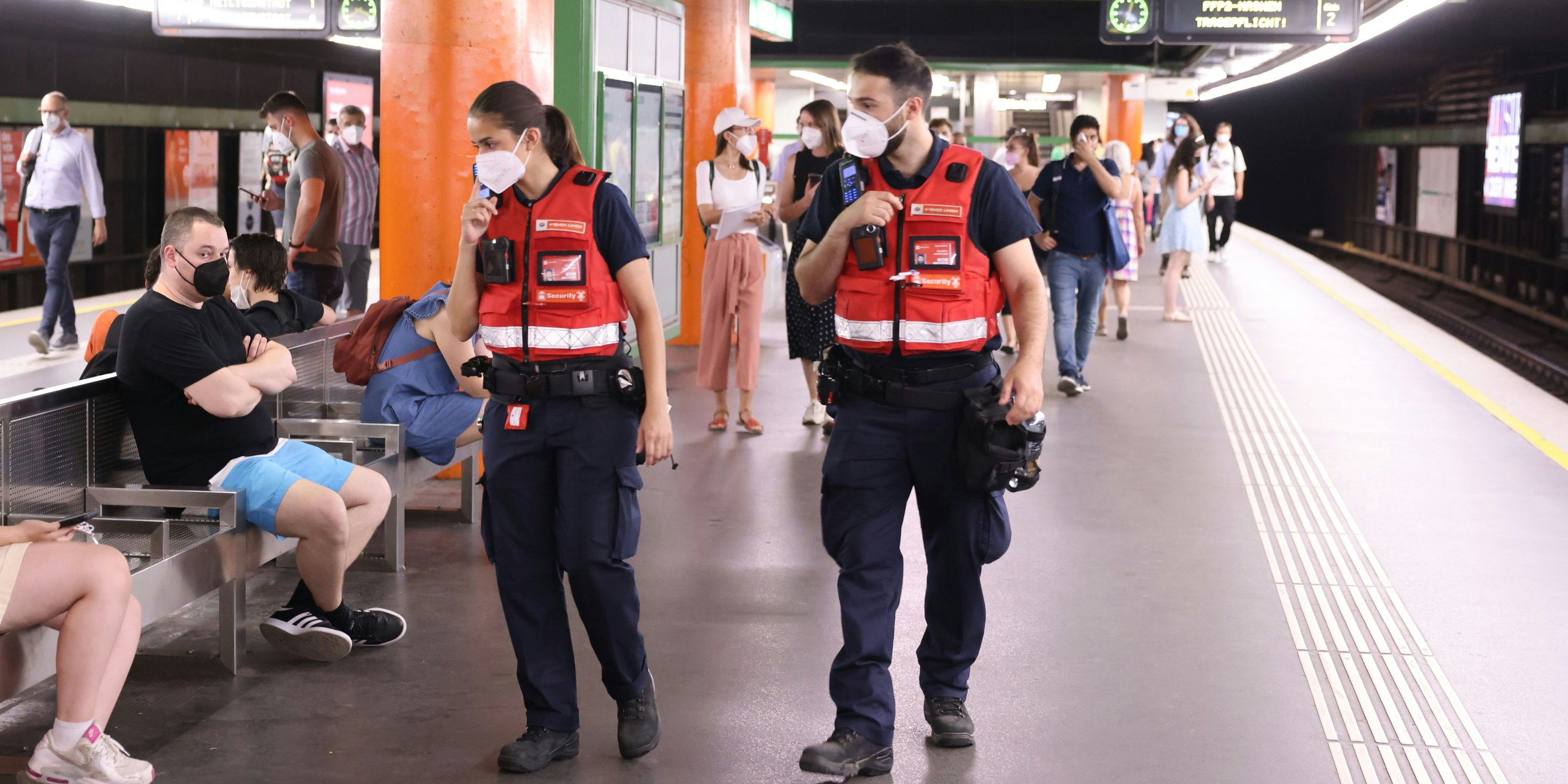 Ein Drittel der Übergriffe sei auf die Maskenpflicht zurückzuführen. (Archivbild einer Masken-Kontrolle, bei der "Heute" dabei war)
