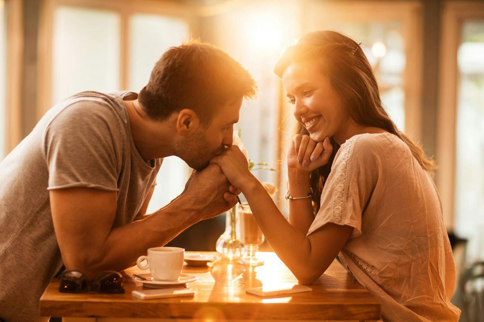 Am 20. April sollten Stiere ihren Charme zeigen, da die Sonne die Sternzeichen dazu drängt sich der Romantik hinzugeben. 