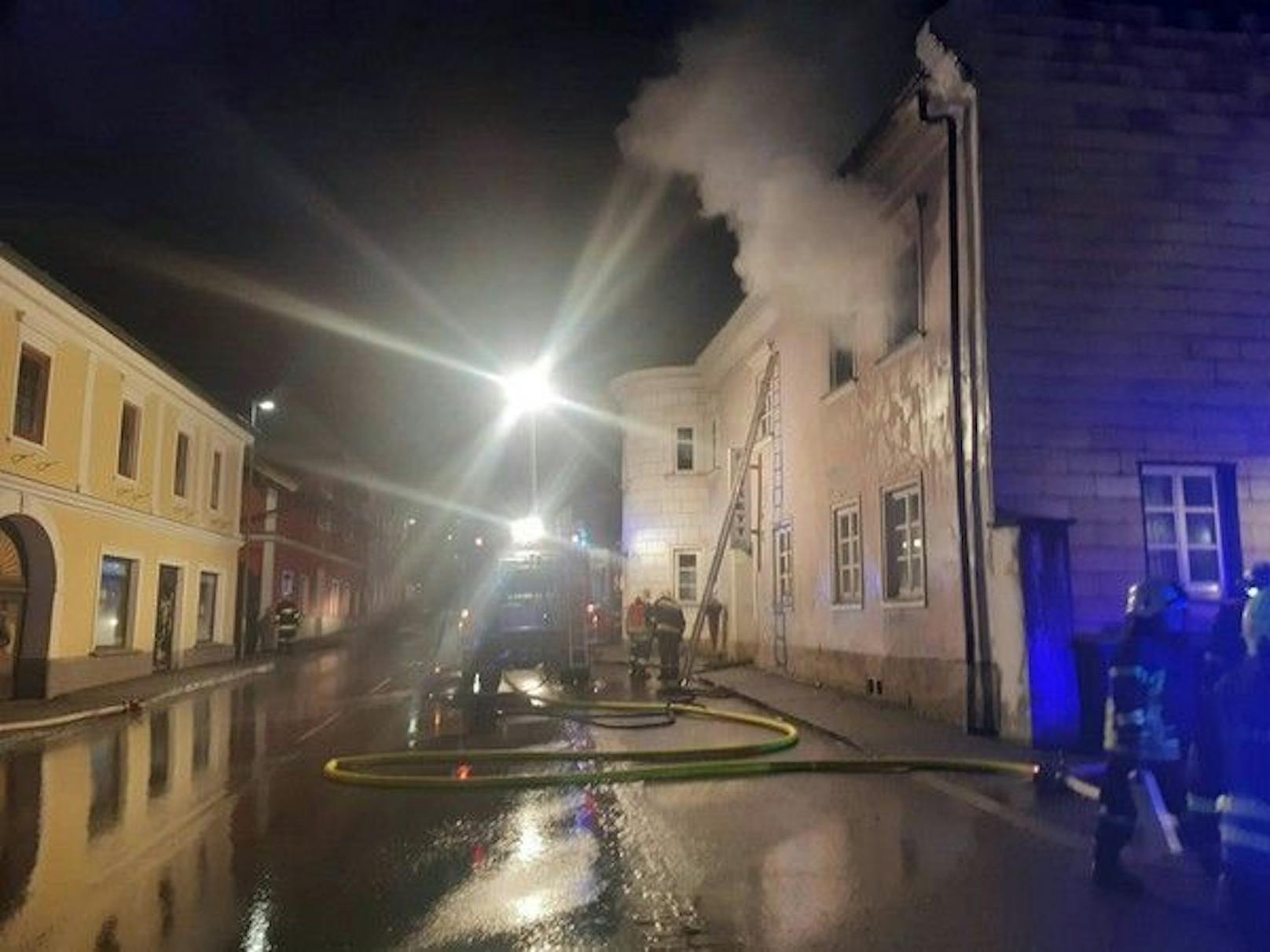 Ein älterer Mann starb bei einem Wohnungsbrand in Hohenberg.