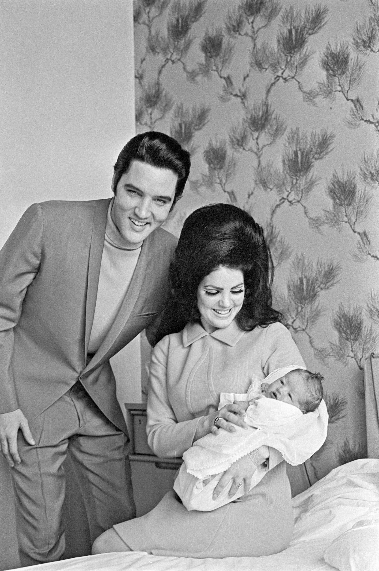 Elvis Presley und Priscilla mit Lisa Marie im Baptist Hospital in Memphis.