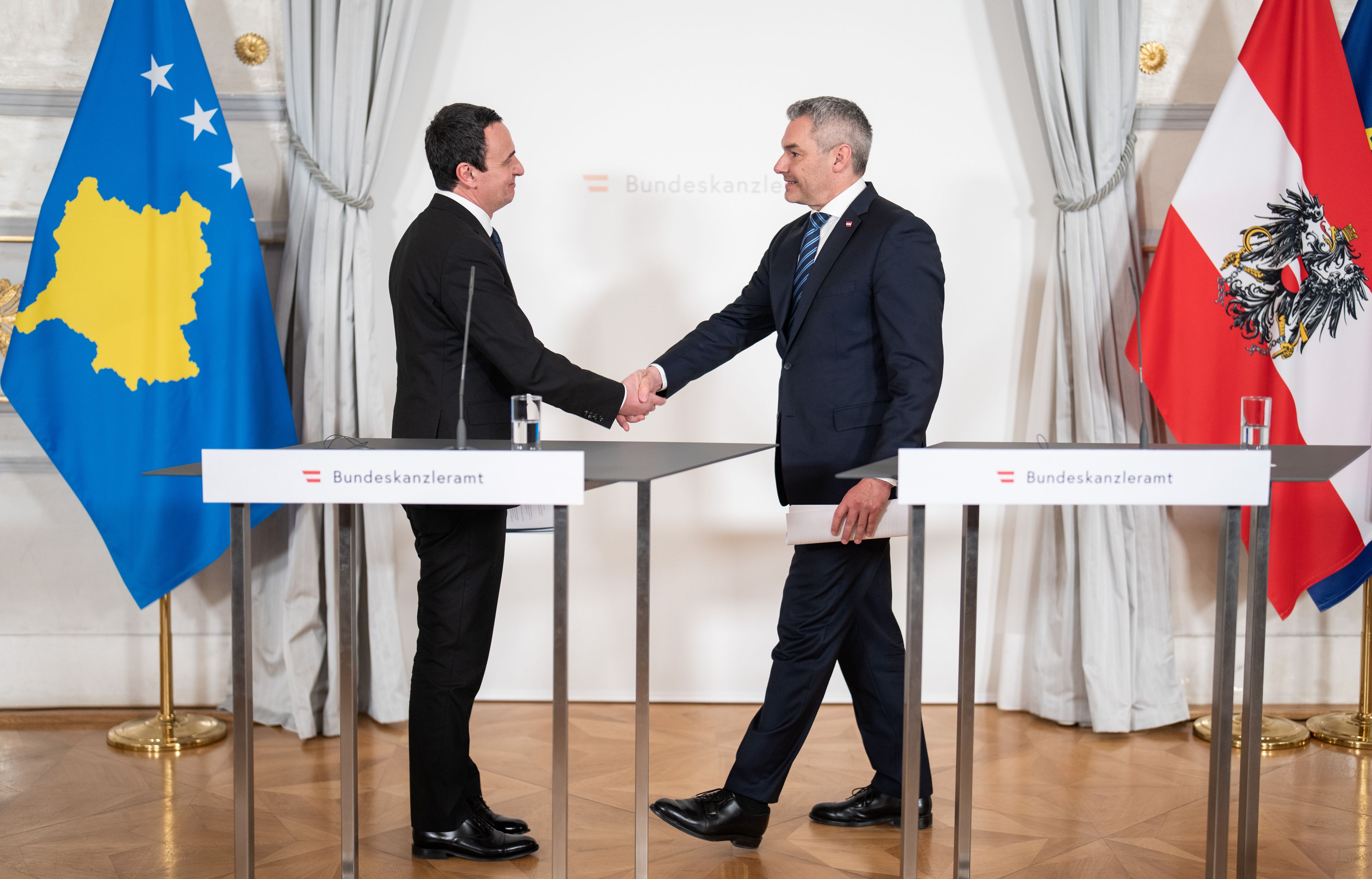 Karl Nehammer und Albin Kurti im Rahmen der Pressekonferenz zum Arbeitsgespräch am Donnerstag. 