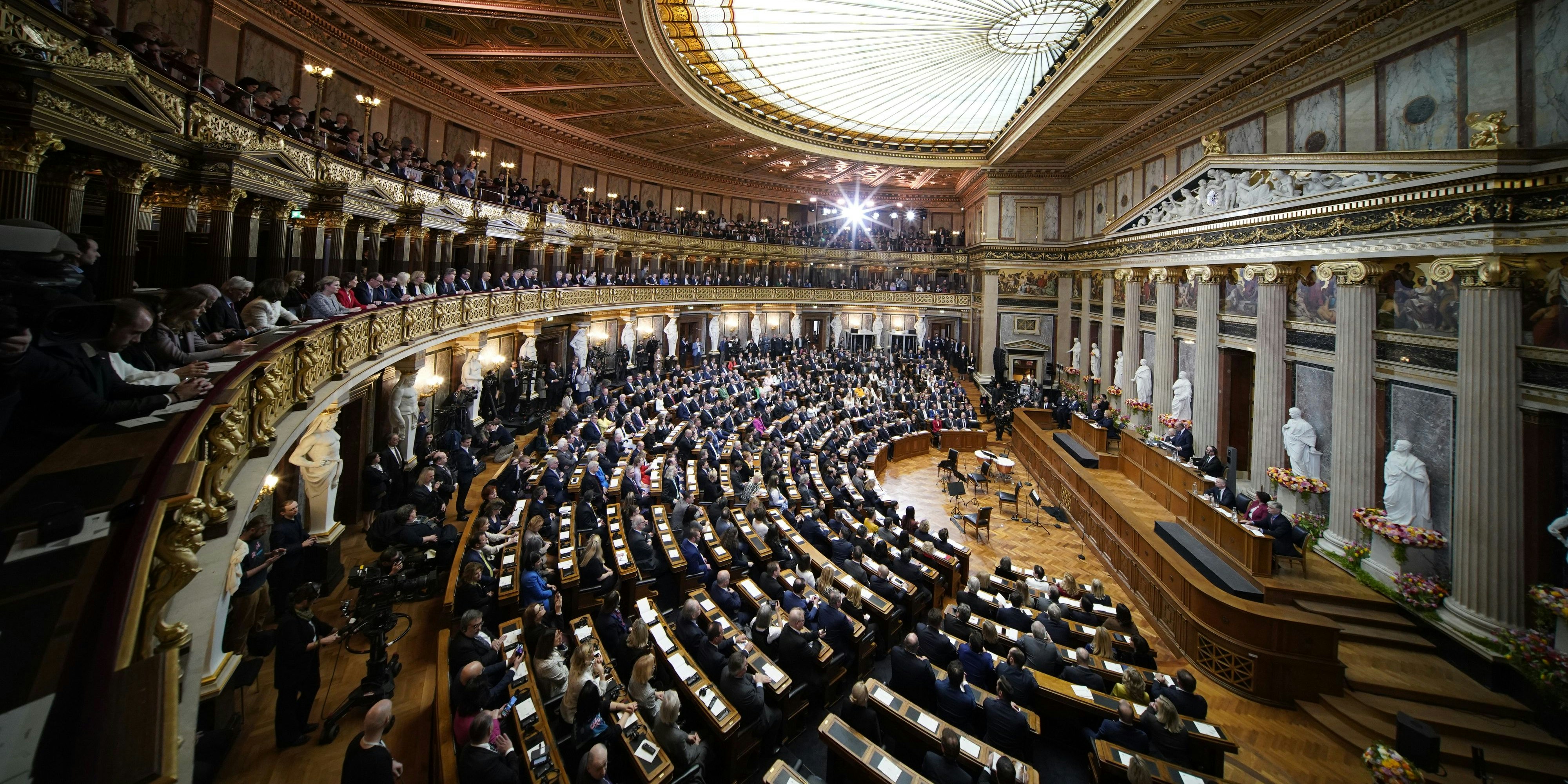 Die Eröffnung fand im Bundesversammlungssaal statt.