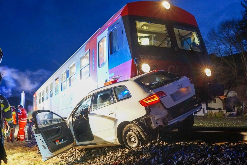 Der Wagen wurde rund 100 Meter weit mitgeschleift. 