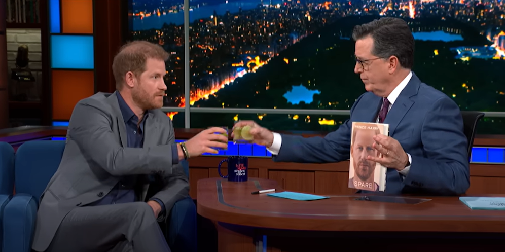 Harry stößt mit Colbert an.