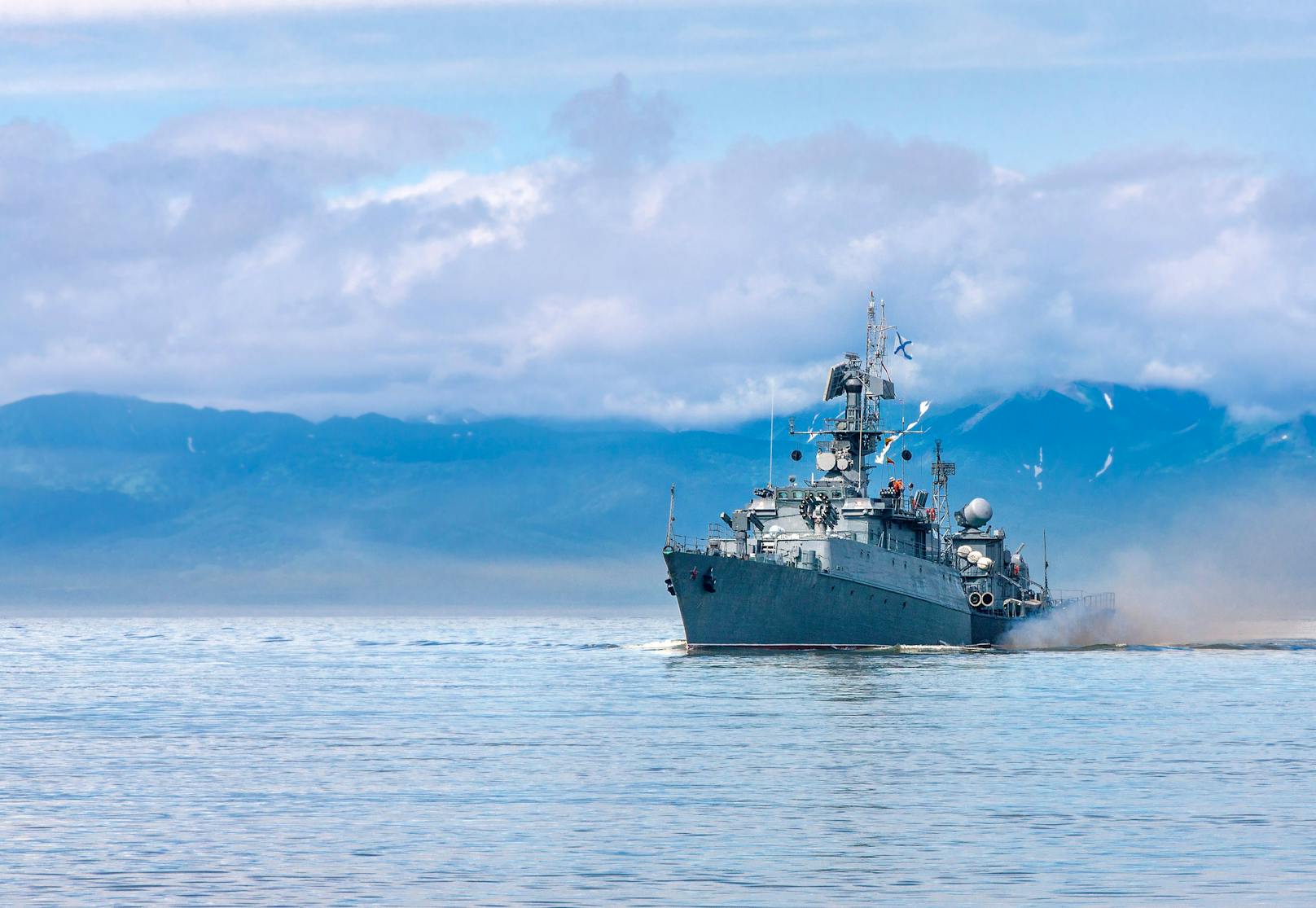 Russisches Kriegsschiff an der Küste Kamtschatkas.