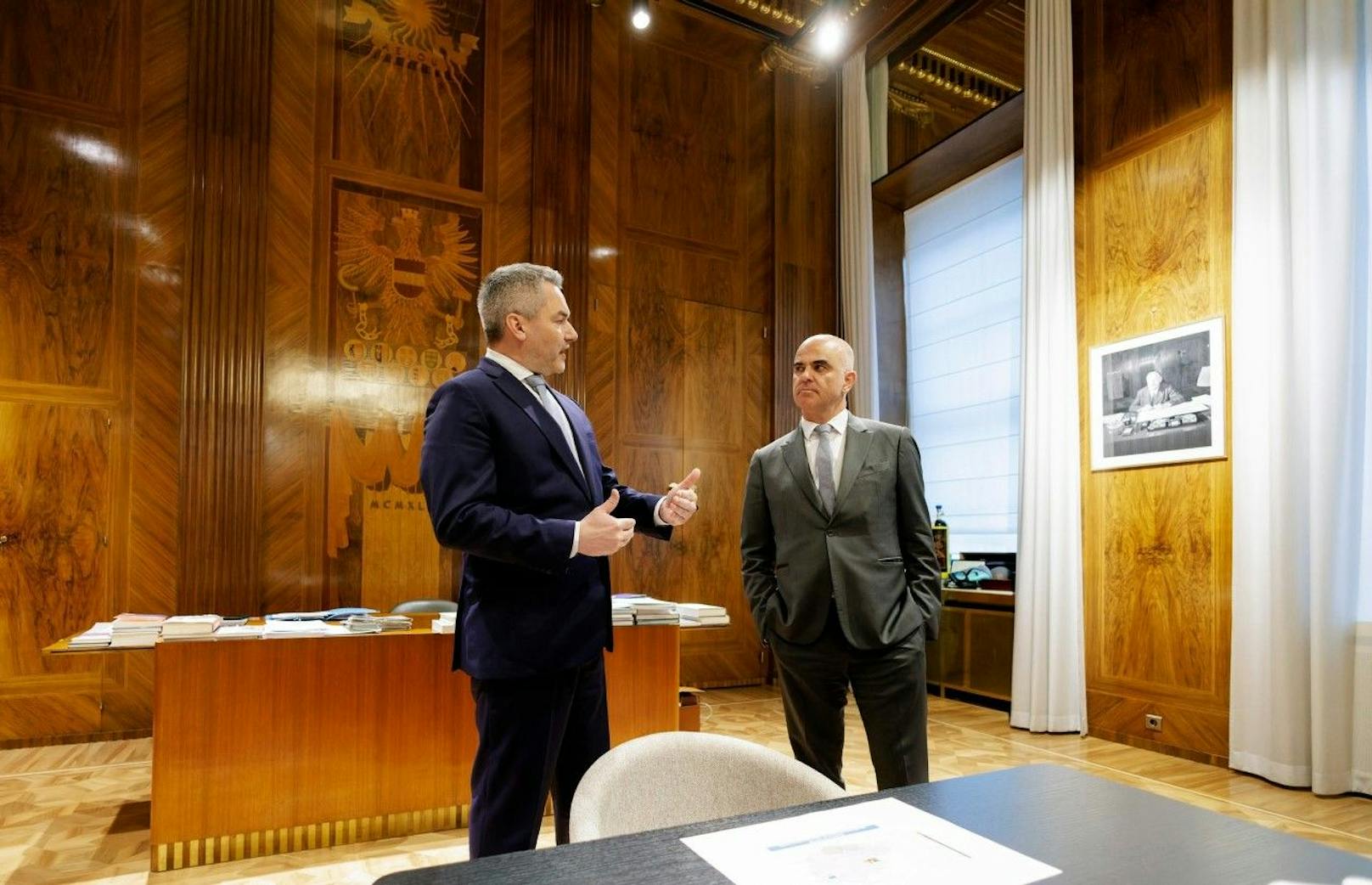 Bundeskanzler Karl Nehammer und der Schweizer Präsident Alain Berset. 