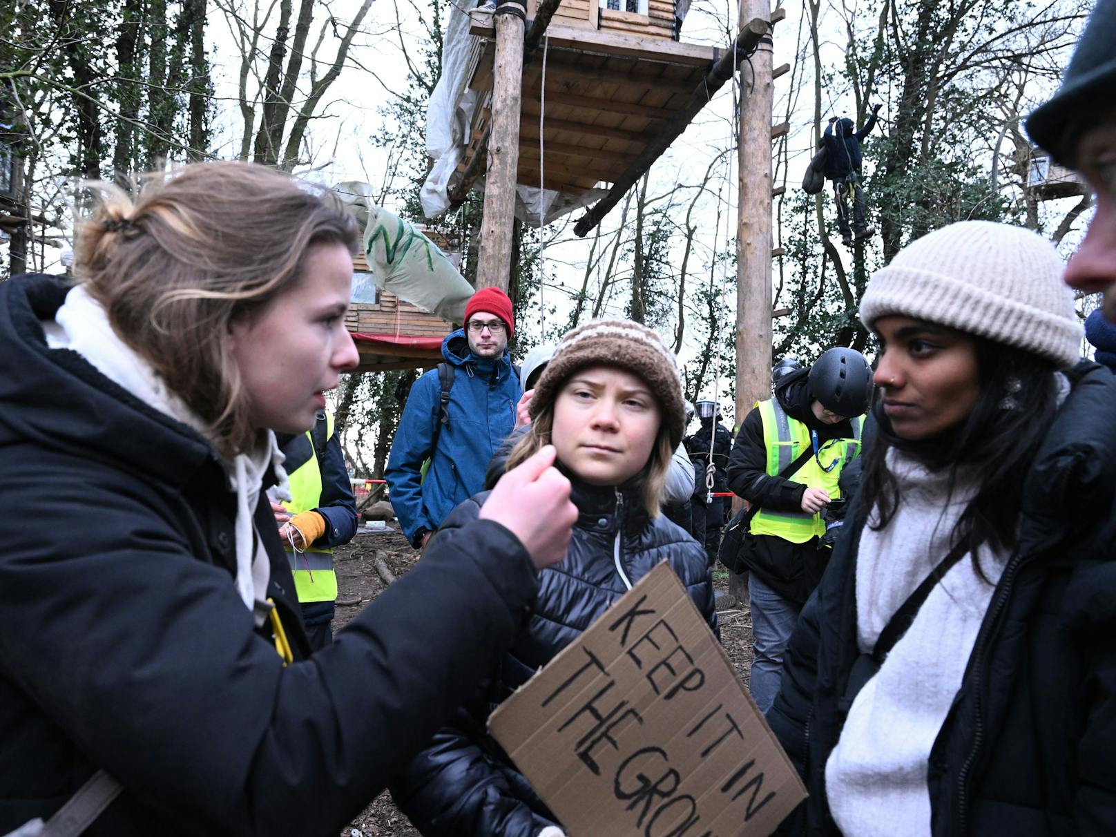 Nordrhein-Westfalen, Erkelenz: Die Klimaaktivisten Luisa Neubauer (l) und Greta Thunberg (m) stehen am dritten Tag der Räumung im von Klimaaktivisten besetzten Braunkohleort Lützerath.